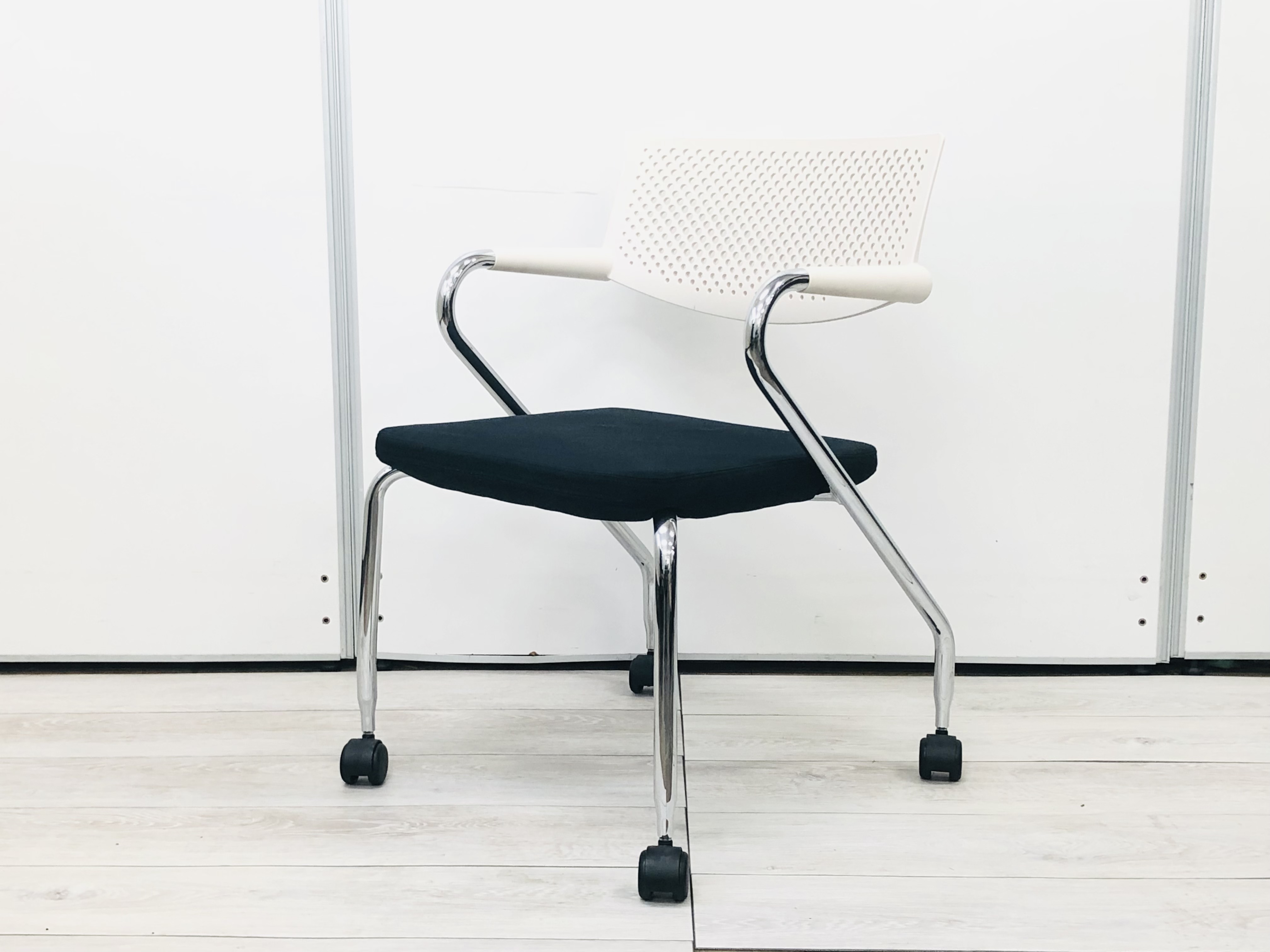 【会議室をおしゃれに！】
厚めのクッションで座り心地も良好です！
■Vitra/Visaroll2/※3脚までスタック可能です。
                        ビザロール
                                    中古
            