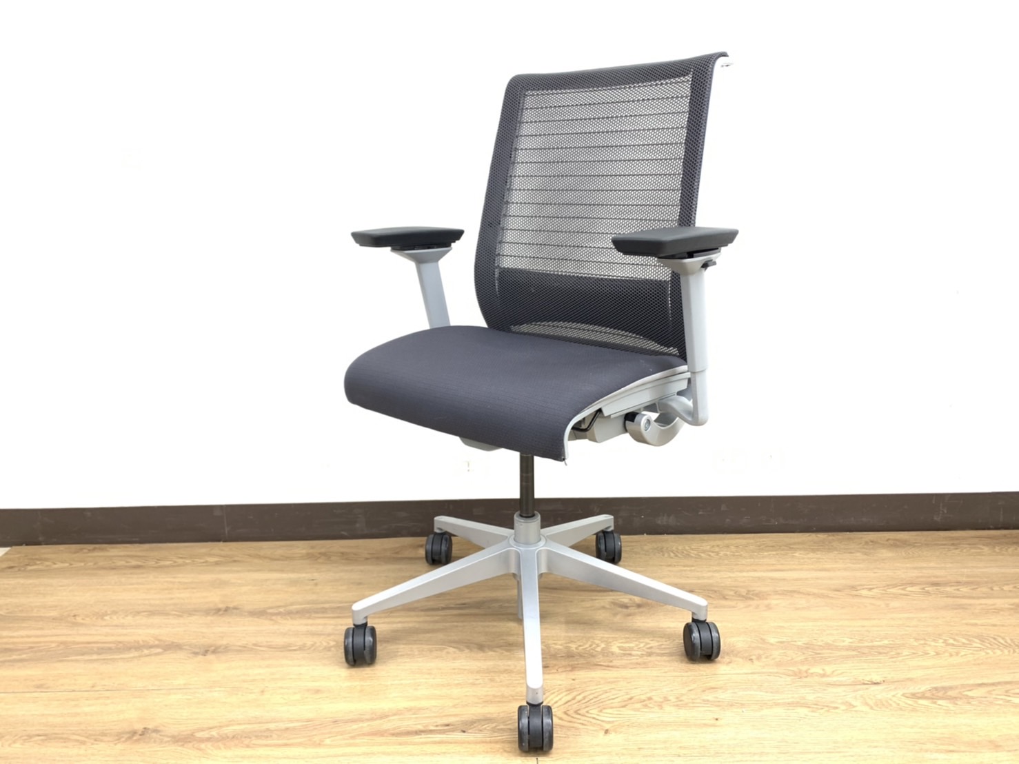 【2012年製】Aランク品状態良好考える椅子【Think】チェアグレーカラー蓮田入店※可動肘掛け仕様◆スチールケース（Steel Case）製【RP】
                        シンクチェア（2014年以前モデル）
                                    中古
            