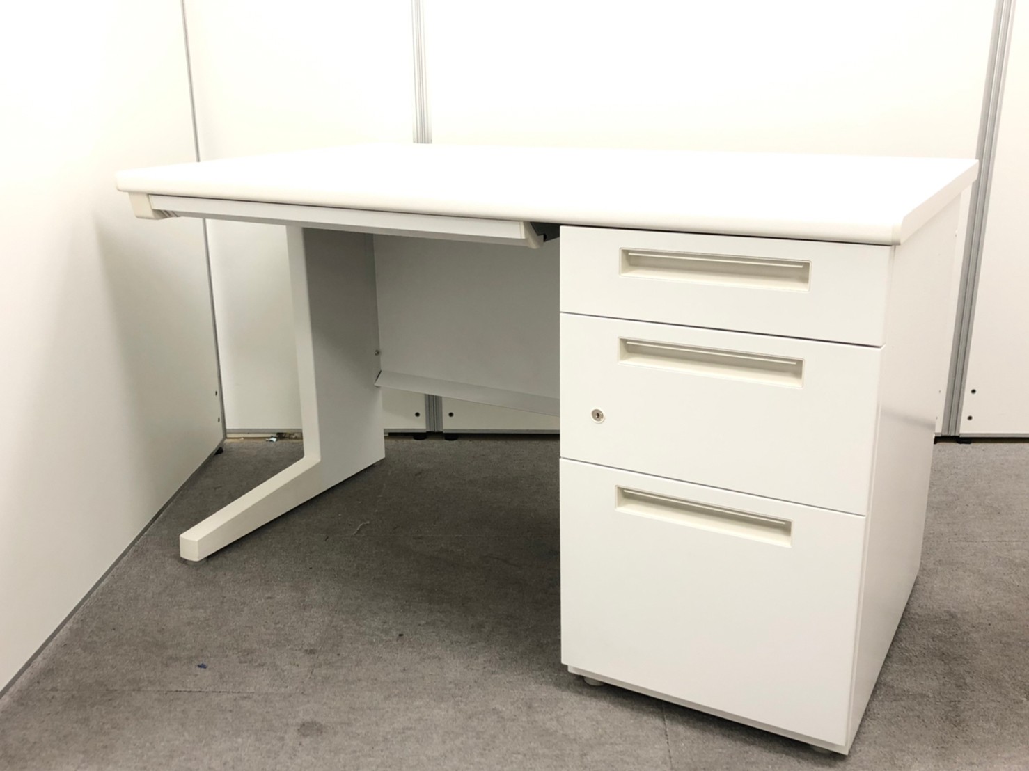 【入替セール品につき特別価格！！￥17,000⇒12,000！！】【片袖机/ホワイトカラーのW1200です！】
                        デュエナ
                                    中古
            