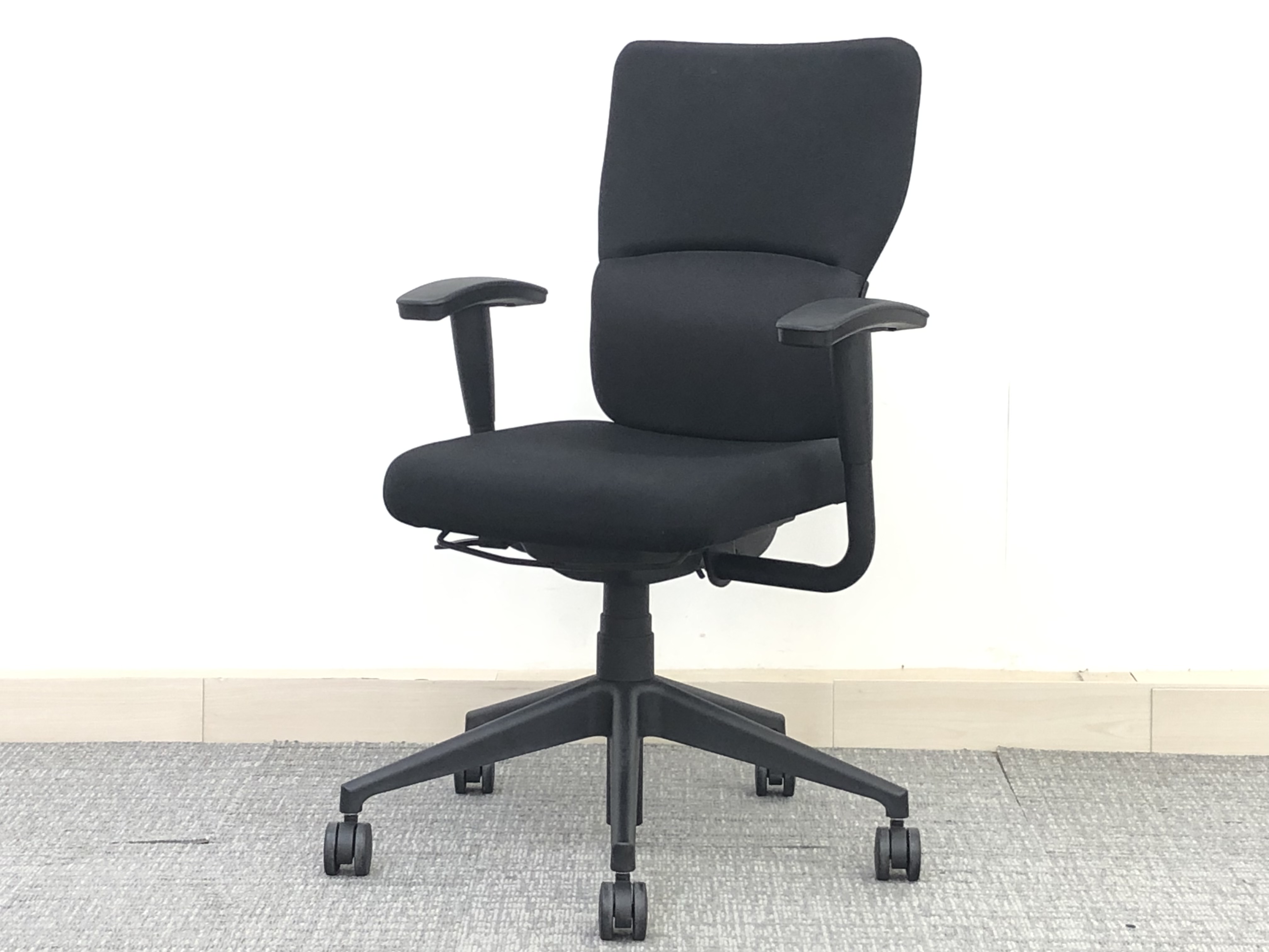 【海外製が安く買えるのはここだけ！】スチールケース/レッツBチェア
                        LetsB　レッツB
                                    中古
            