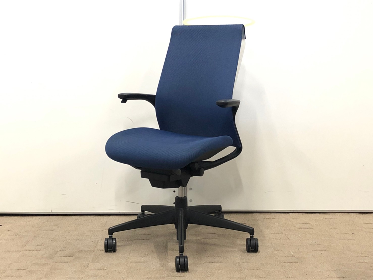 【お買い得！！】背もたれがメッシュに似たつくり！ハイバックでこの価格！■コクヨ/M4/ブルー【在庫入替セール品！！
                        M4
                                    中古
            