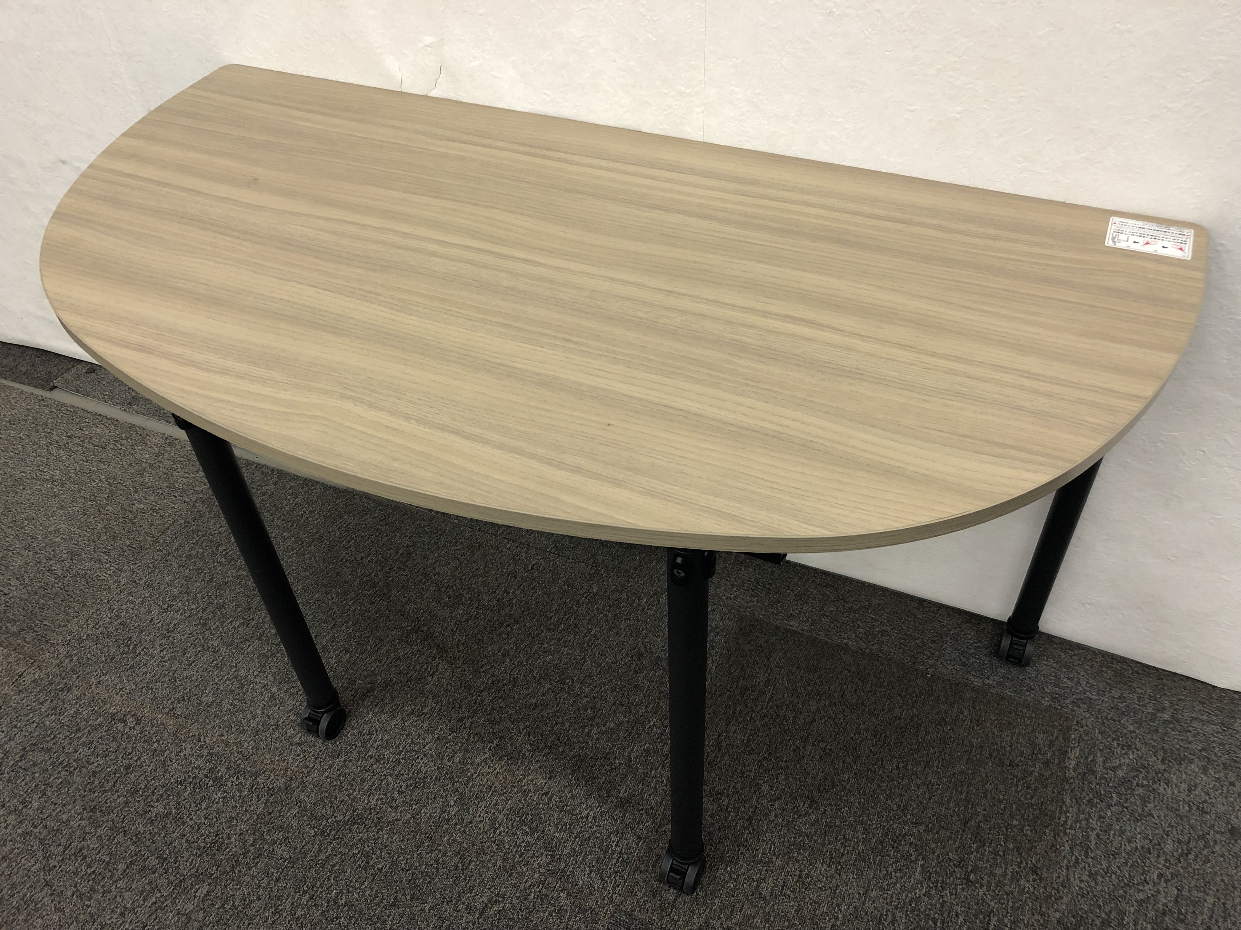 【関東倉庫在庫】イトーキ製・アクティブフィールドが入荷しました！珍しい三日月テーブルです！使用後は折り畳みも出来るので省スペース！キャスター付きの為、移動も楽々です！在宅ワークでもおすすめです！弊社使用欄【A00834837】
                        アクティブフィールド
                                    中古
            