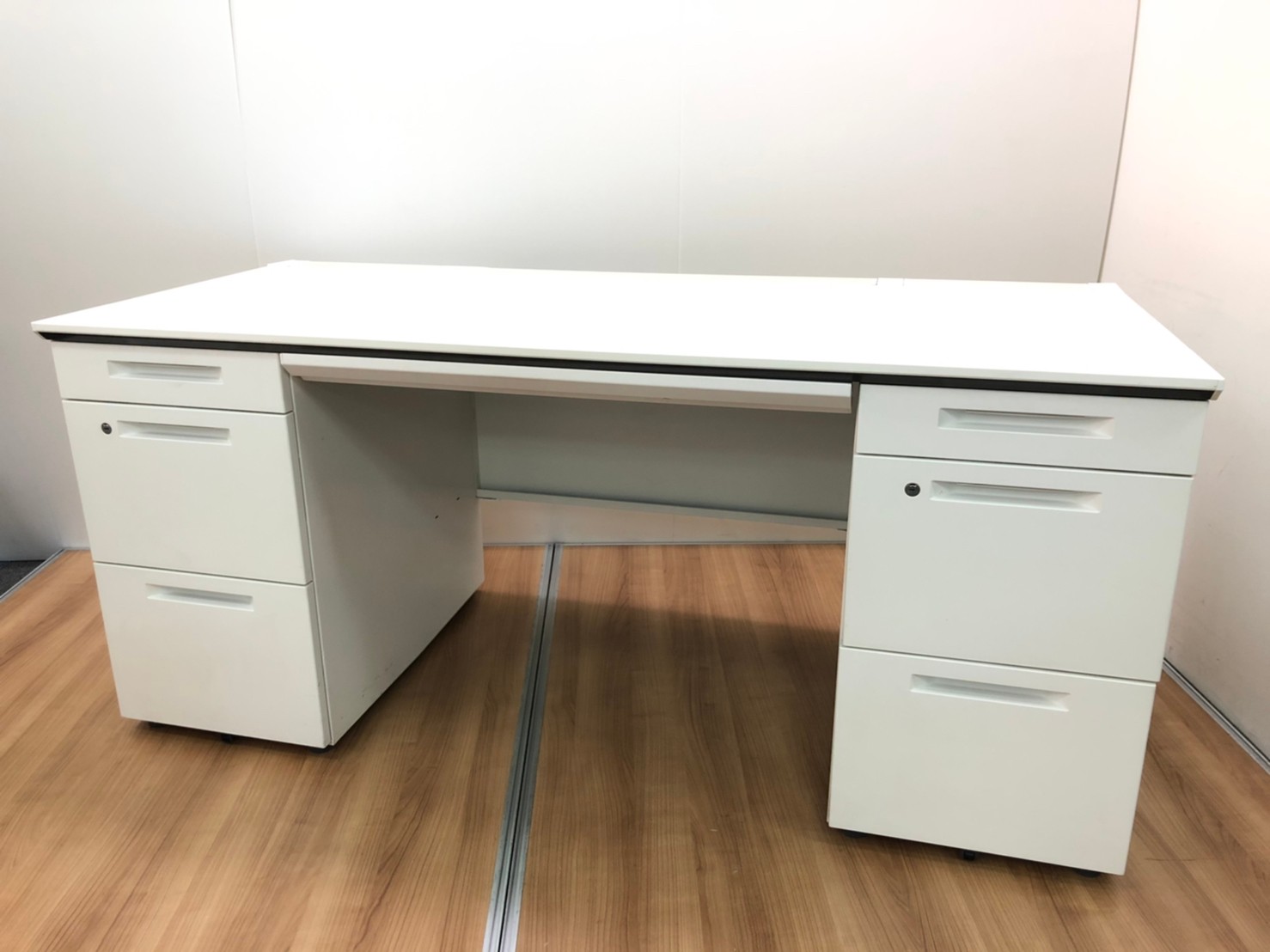 【根強い人気商品】上長用などおすすめな両袖机/横幅1600mm/レイアウト作成無料
                        iSシリーズ
                                    中古
            