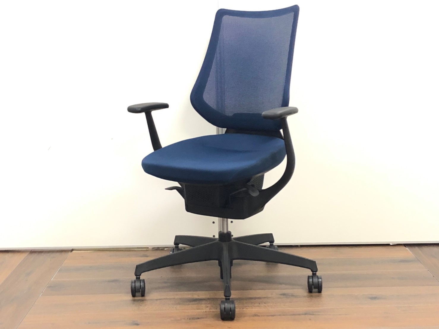 【バランスボールのような感覚】コクヨ/イング/ブルー/ハイバック/メッシュ　
                        イング
                                    中古
            