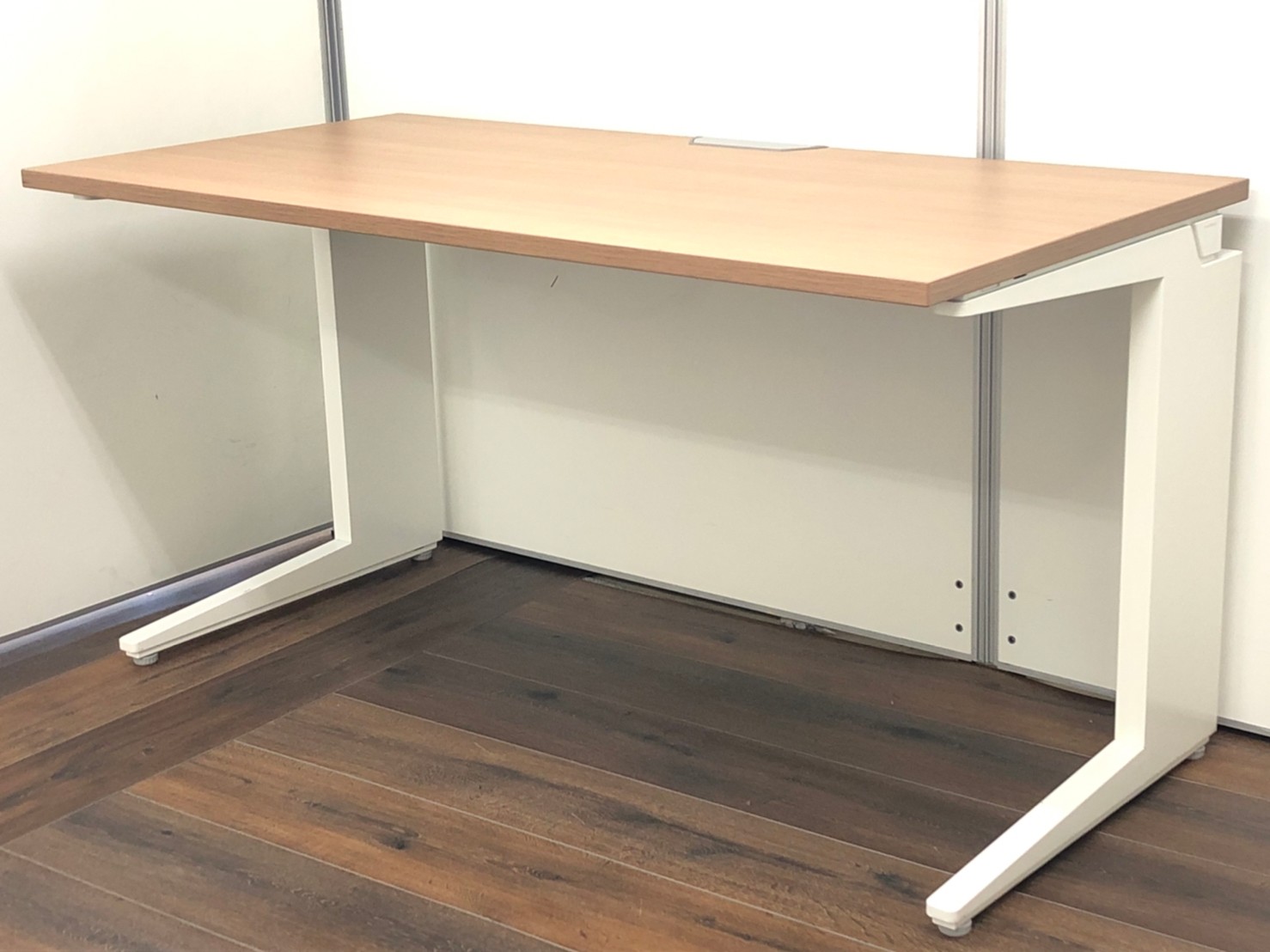 【カフェ調オフィスのピッタリ！】オカムラ（okamura）プロユニット　平机　幅1400㎜　■色：ブラウン天板×ホワイトフレーム
                        プロユニット
                                    中古
            