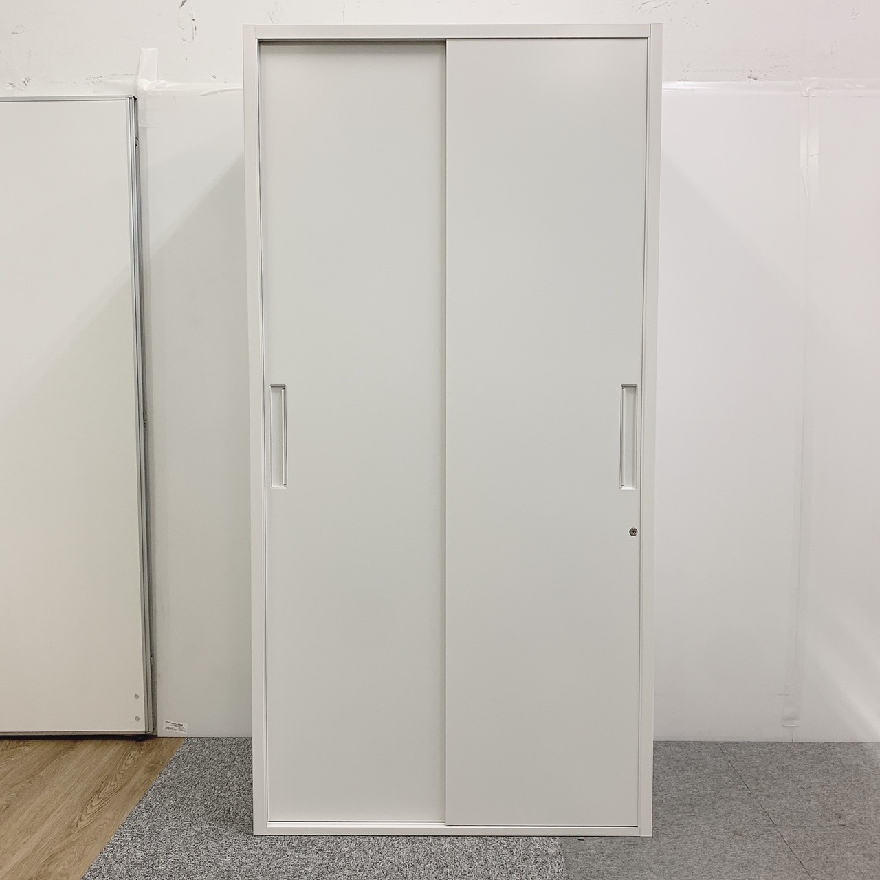 【狭い通路にも使いやすい！】■イナバ　引戸書庫　ホワイト　■省スペースに使える！スライド扉タイプ！
                        TF
                                    中古
            