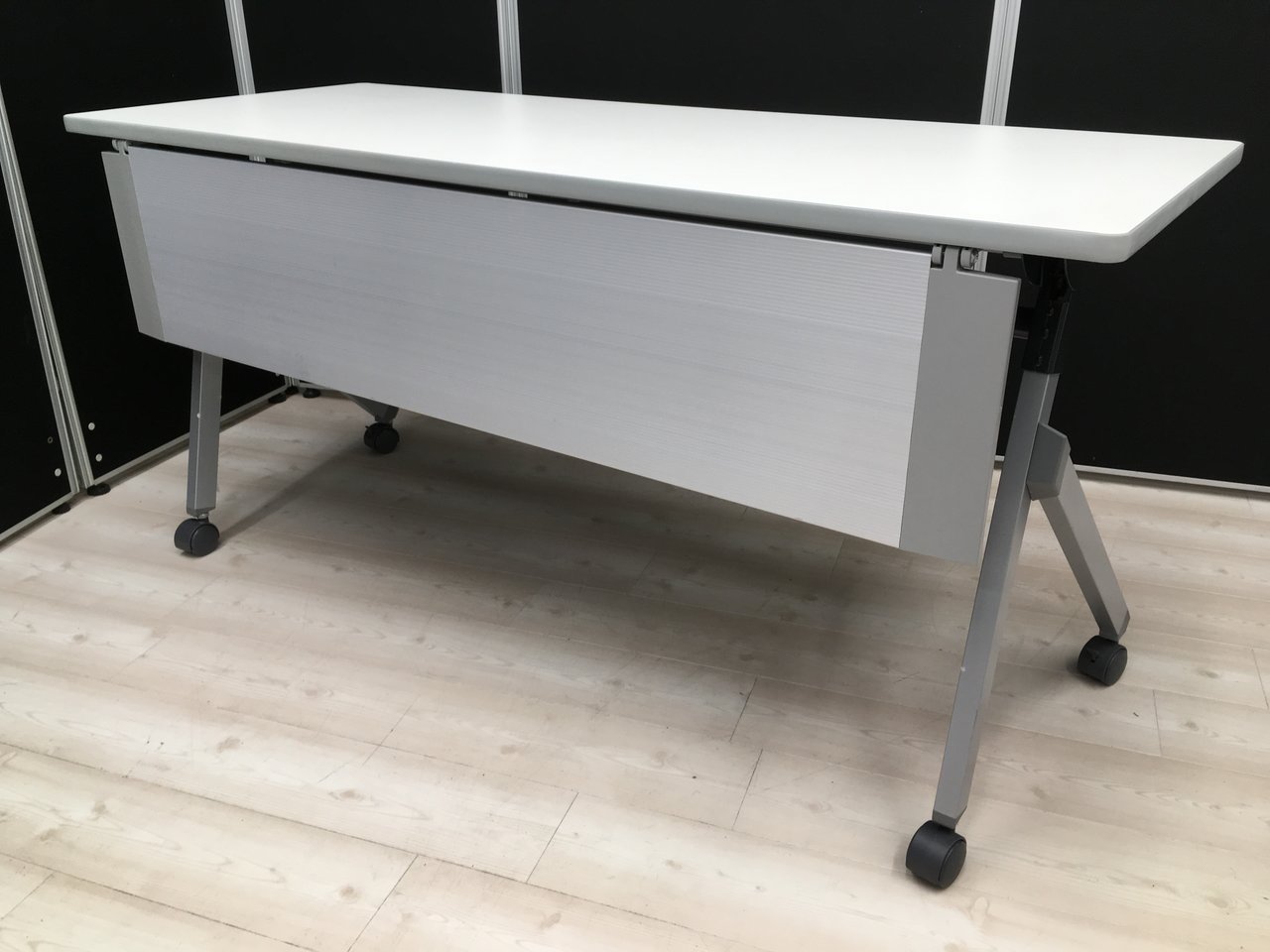 【フレキシブルに使えます！】■ナイキ製　サイドスタックテーブル　W1800×D600mm　■足元を隠せる幕板パネル付！
                        その他シリーズ
                                    中古
            