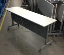 【コンパクトに使える！】■フォールディングテーブル　W1500×D450×H705mm　ホワイト　幕板付
                        その他シリーズ
                                    中古
            