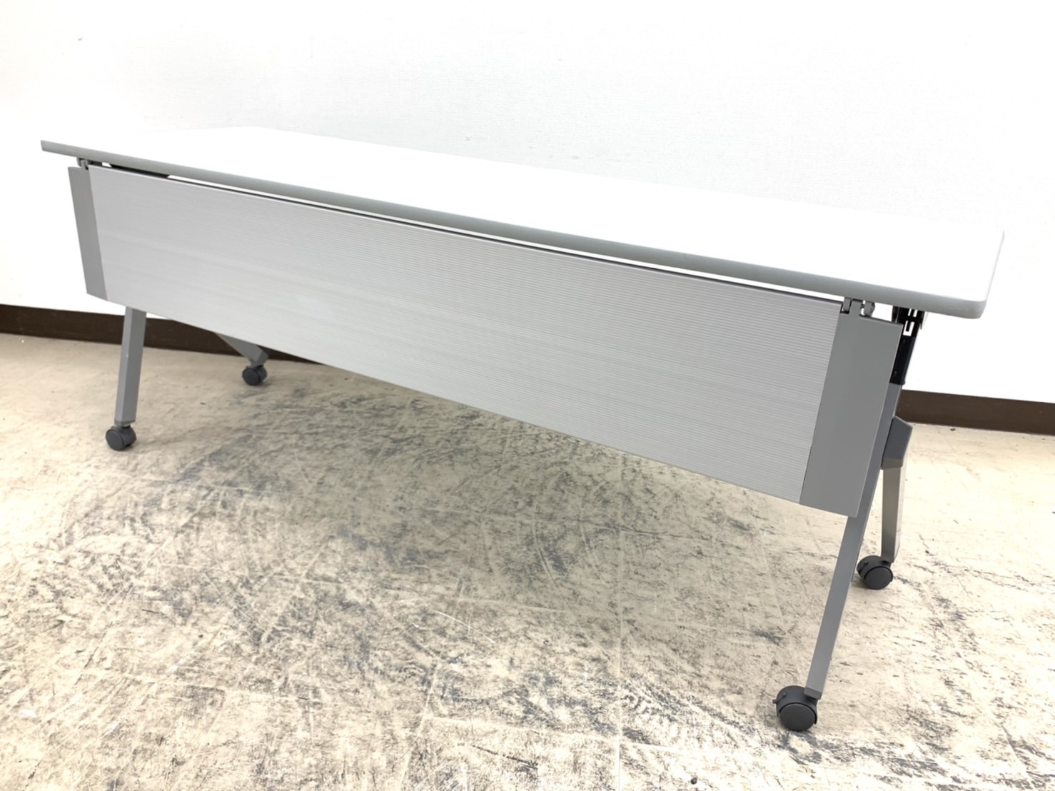 【4台入荷】会議やセミナー・休憩室へおすすめホワイト天板仕様テーブル※平行スタック可能タイプ◆ナイキ製【RP】
                        その他シリーズ
                                    中古
            