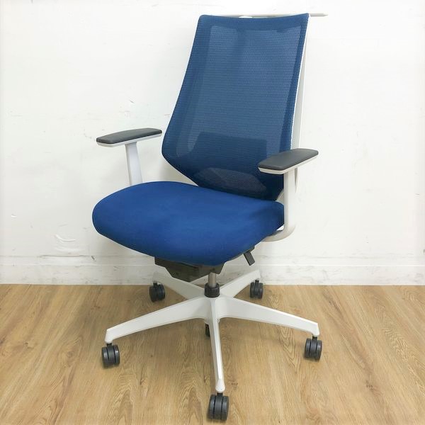 【先行商品】プルシアンブルー×ホワイトフレークのオシャレなカラーリング　T字型肘付き　■コクヨ/デュオラ/ブルー　
                        デュオラチェア
                                    中古
            