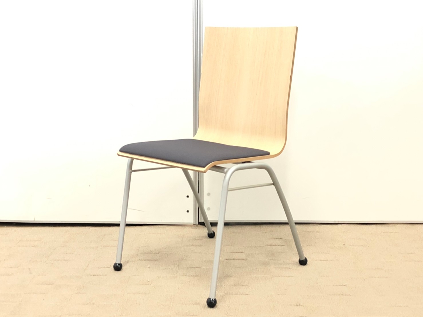 【8脚入荷！！】オカムラスタッキングチェア！！おしゃれなチェア！！■オカムラ/モノス/ブラック
                        モノス
                                    中古
            