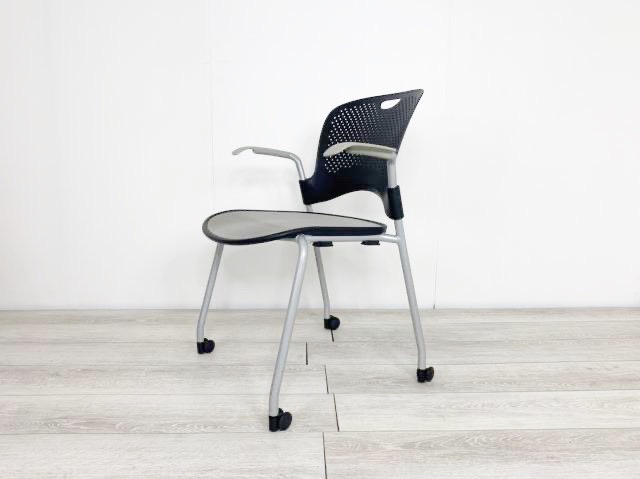 【肘周りに日焼けありの為、お安く！】■ハーマンミラー　■ケイパー　■スタックチェア
                        ケイパー
                                    中古
            