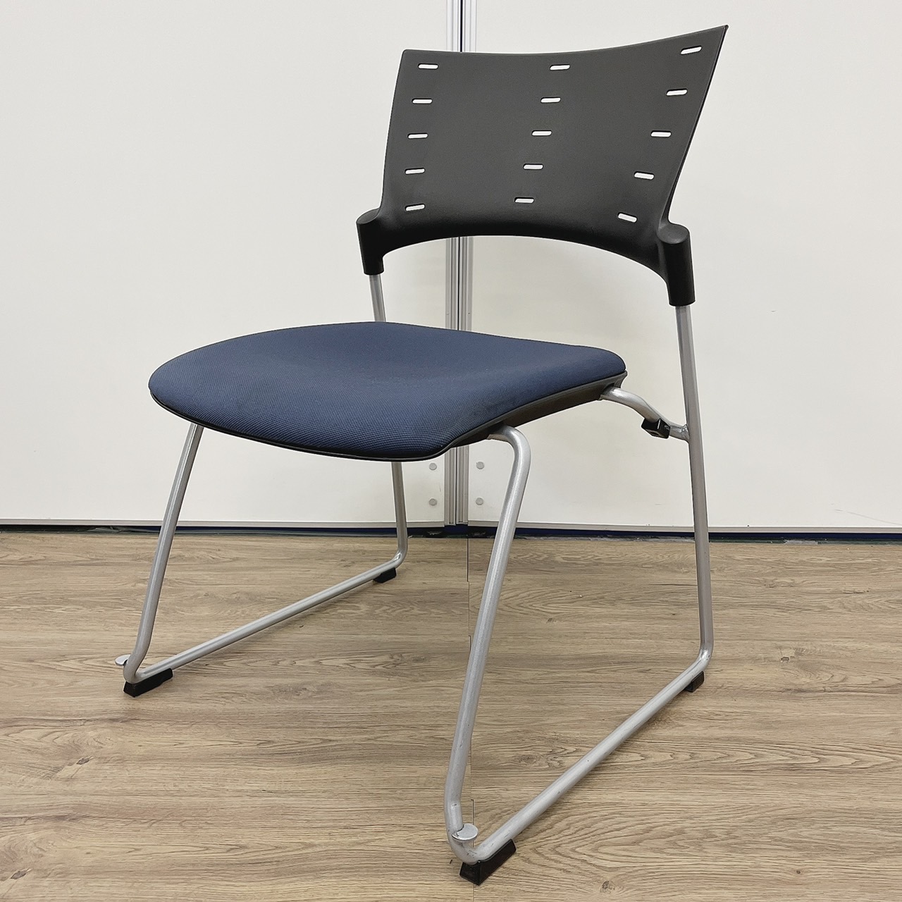 イトーキ　ITOKI　マノス　ネイビーブル－　残り一脚　
                        マノスチェア
                                    中古
            