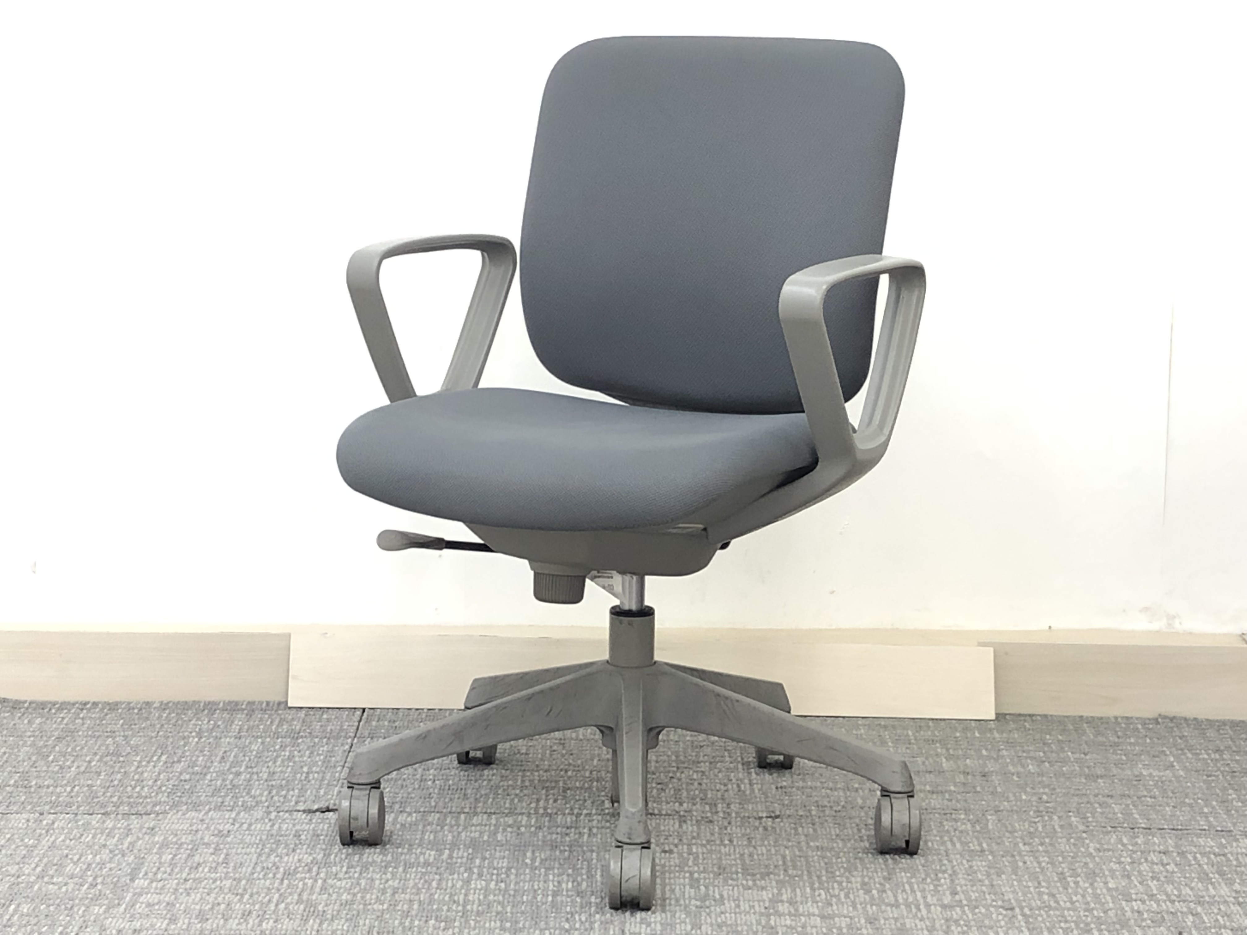 無難オフィスワークにぴったり※可動肘付き♦オカムラ製
                        CG-Rチェア
                                    中古
            