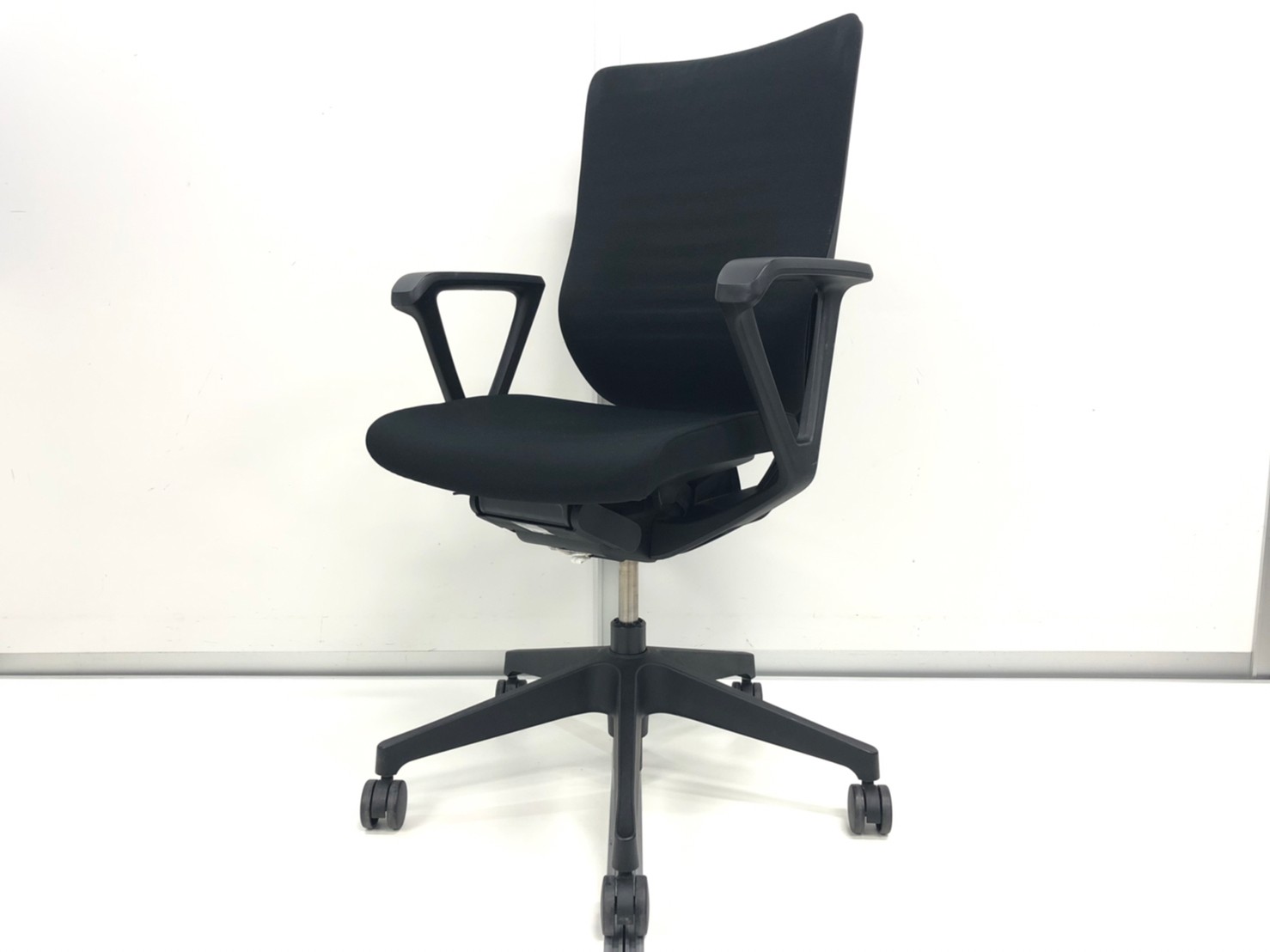 【6脚揃います！】【人気のエピオスチェアが入荷しました！！】イトーキ製/エピオス/ブラック
                        エピオスチェア
                                    中古
            