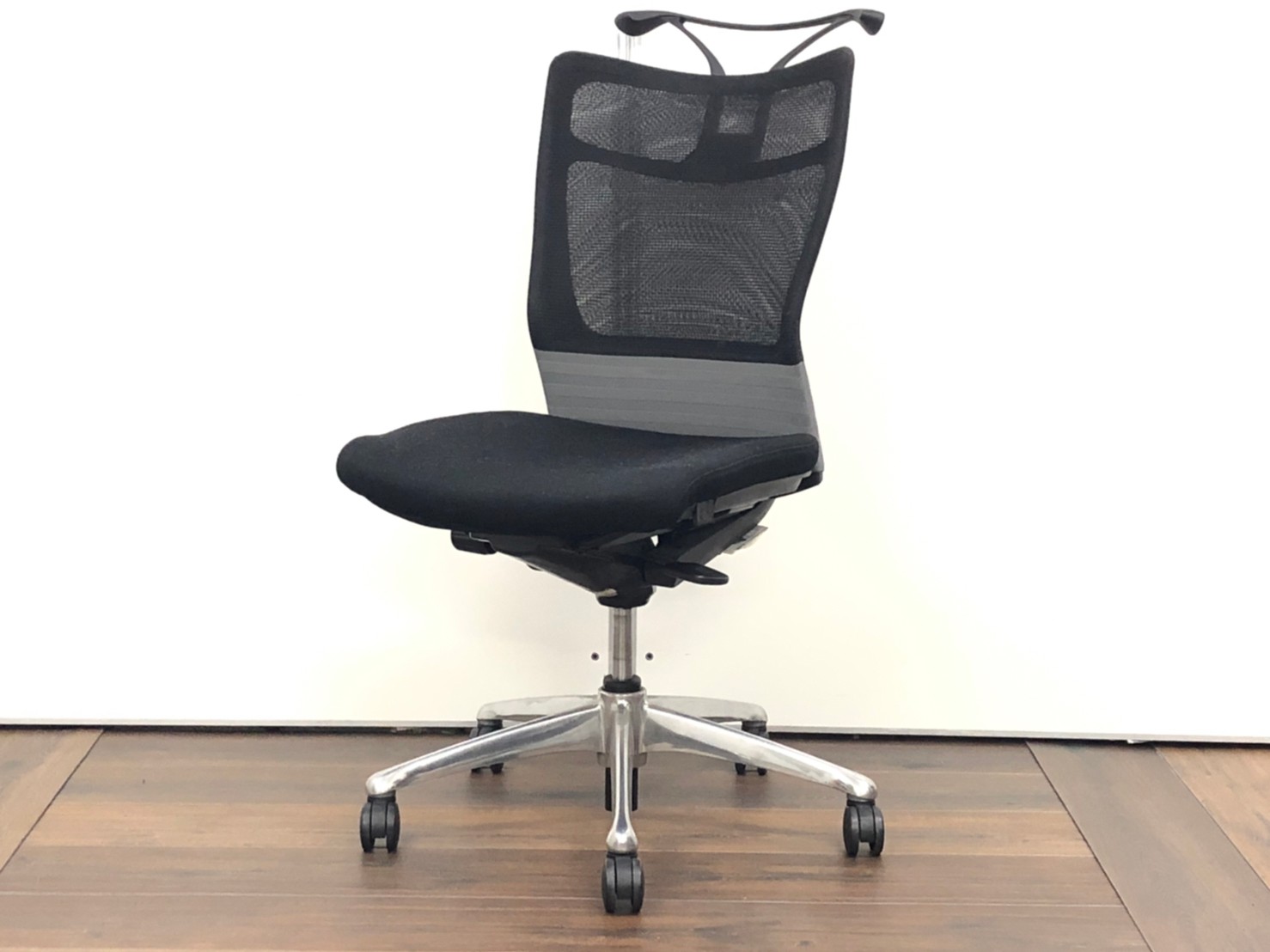 【在庫入替セール品につき特価！￥22,000⇒￥11,000】安心の座り心地！！長時間の作業にオススメのチェアです！　フィーゴメッシュ　オカムラ　コートハンガー付き　
                        フィーゴメッシュチェア
                                    中古
            