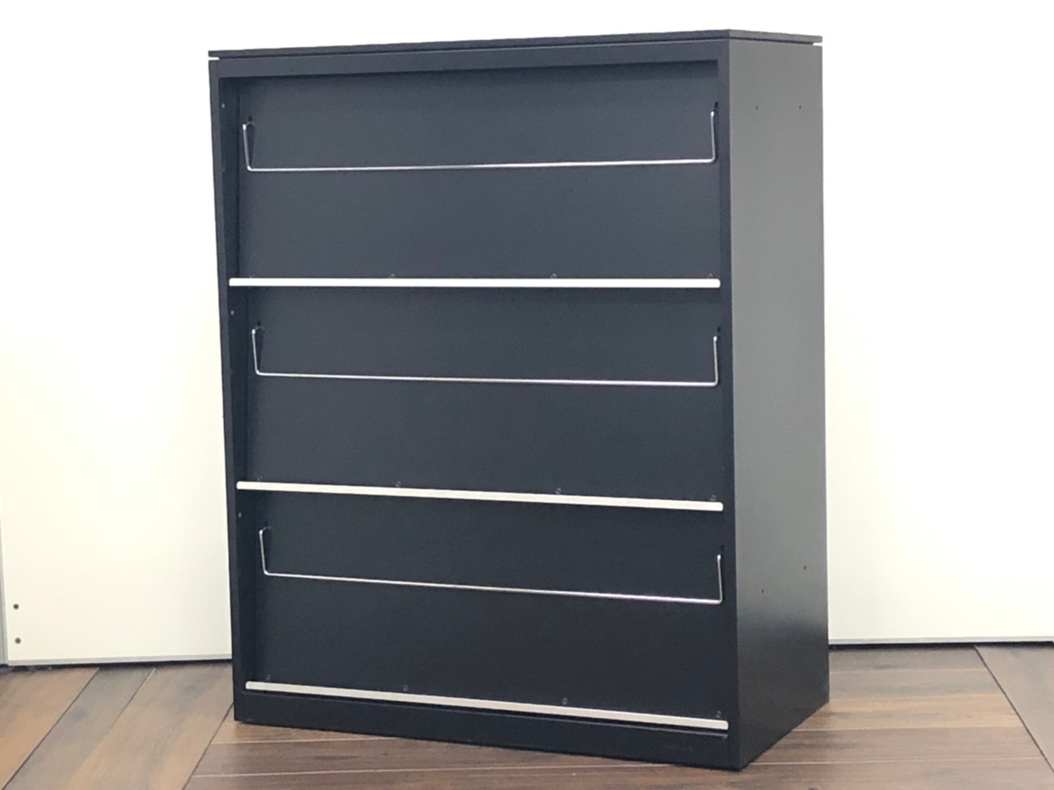 【2020年製の雑誌架が2台入荷！！！】カラーはトレンドのブラックカラー！カフェ調オフィスにピッタリの一品です！【オカムラ　レクトライン　カタログラック　マガジンラック！】
                        レクトライン
                                    中古
            