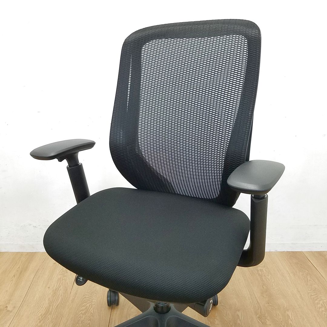 bn　オカムラ　シルフィーチェア　前傾機能　ハイバック　メッシュタイプ　中古 中古】シルフィーメッシュ オカムラ/okamura 肘付ハイバック
