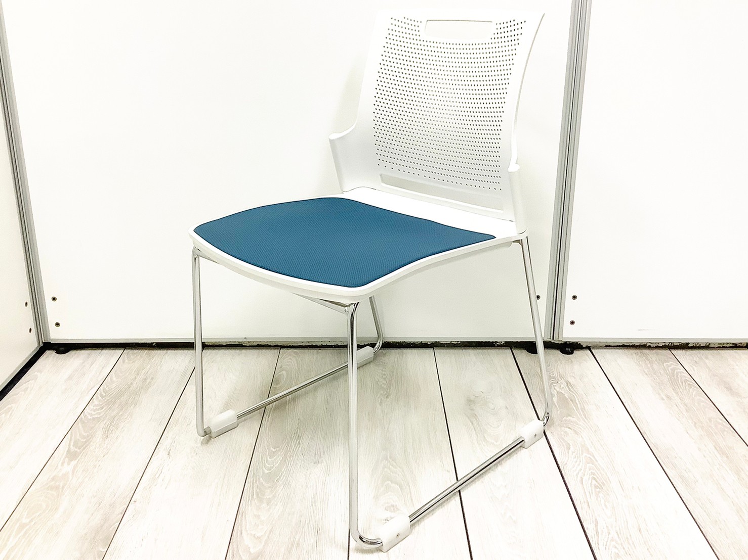 【12脚入荷】休憩室・ミーティングスペース向け！ホワイト＆ブラーカラースタッキングチェア◆オカムラ製【RP】
                        スカラールフト
                                    中古
            