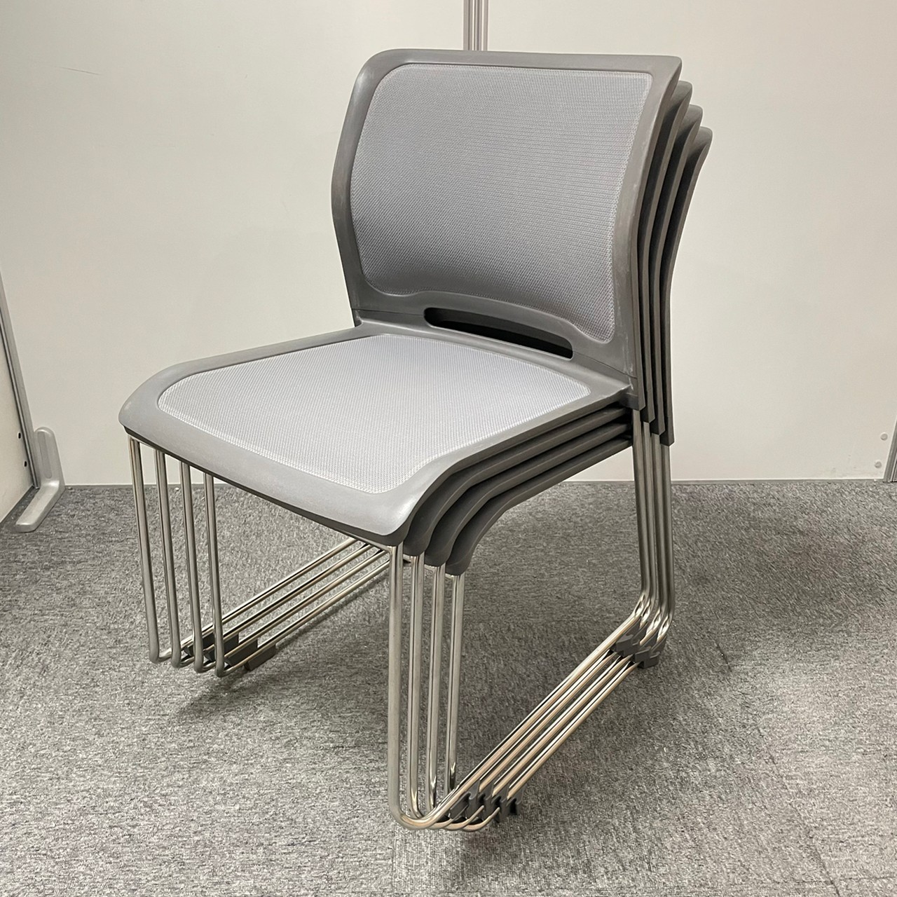 【4脚セット】コクヨ製　ウィティシリーズ　アッシュグレー　スタッキングチェア！！
                        ウィティ
                                    中古
            