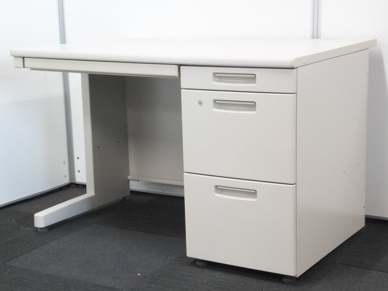 【デスクのスタンダードサイズ！W1200の片袖机が揃います！】ほとんどのチェアが収まります！ 袖付机　オフィスデスク　ニューグレー
                        新BSシリーズ
                                    中古
            