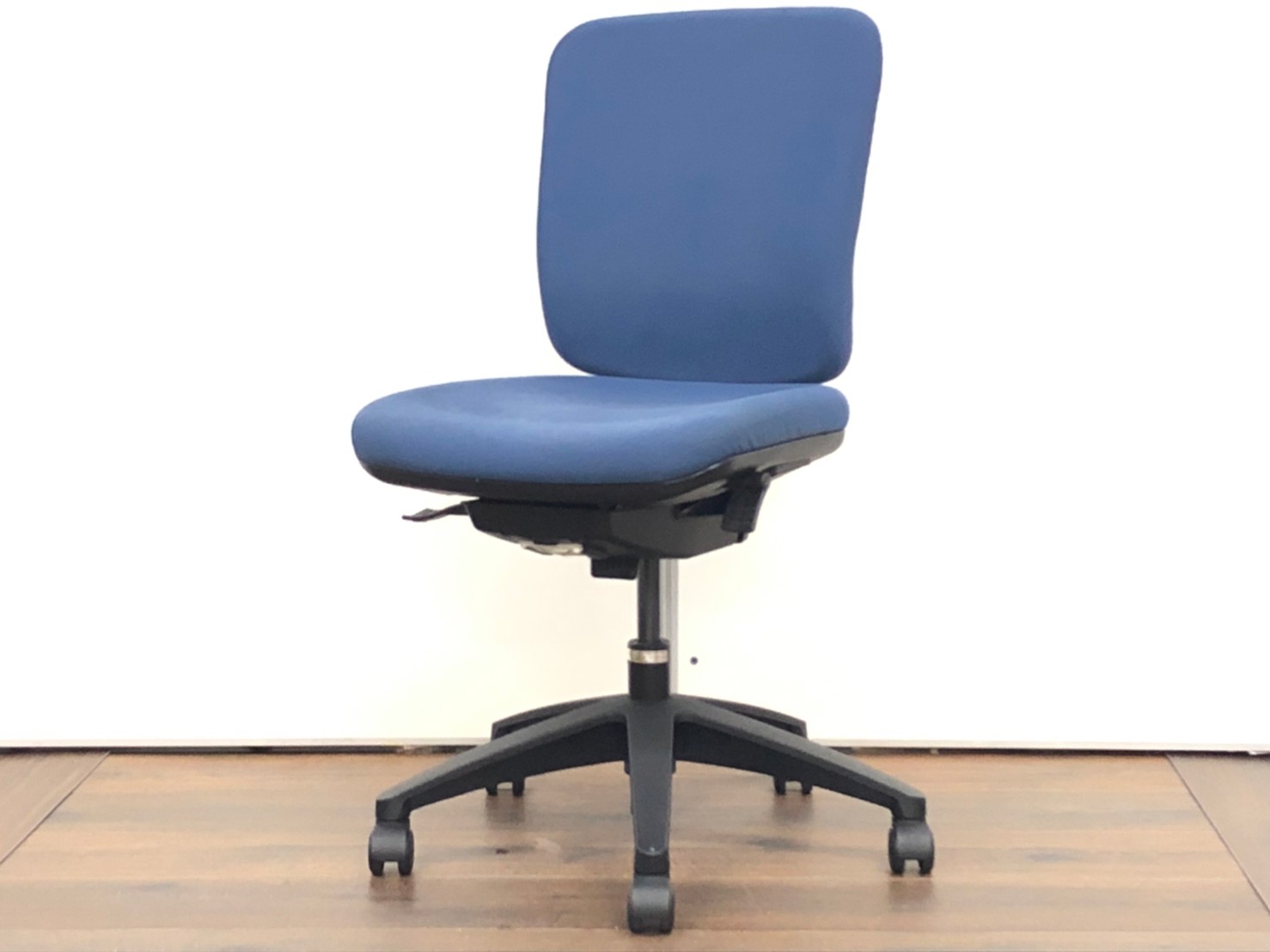 【肘無しのコンパクトチェア！】ウチダ/Mi/ブルー　【入れ替えセールにつき30％OFF！】
                        Miチェア
                                    中古
            