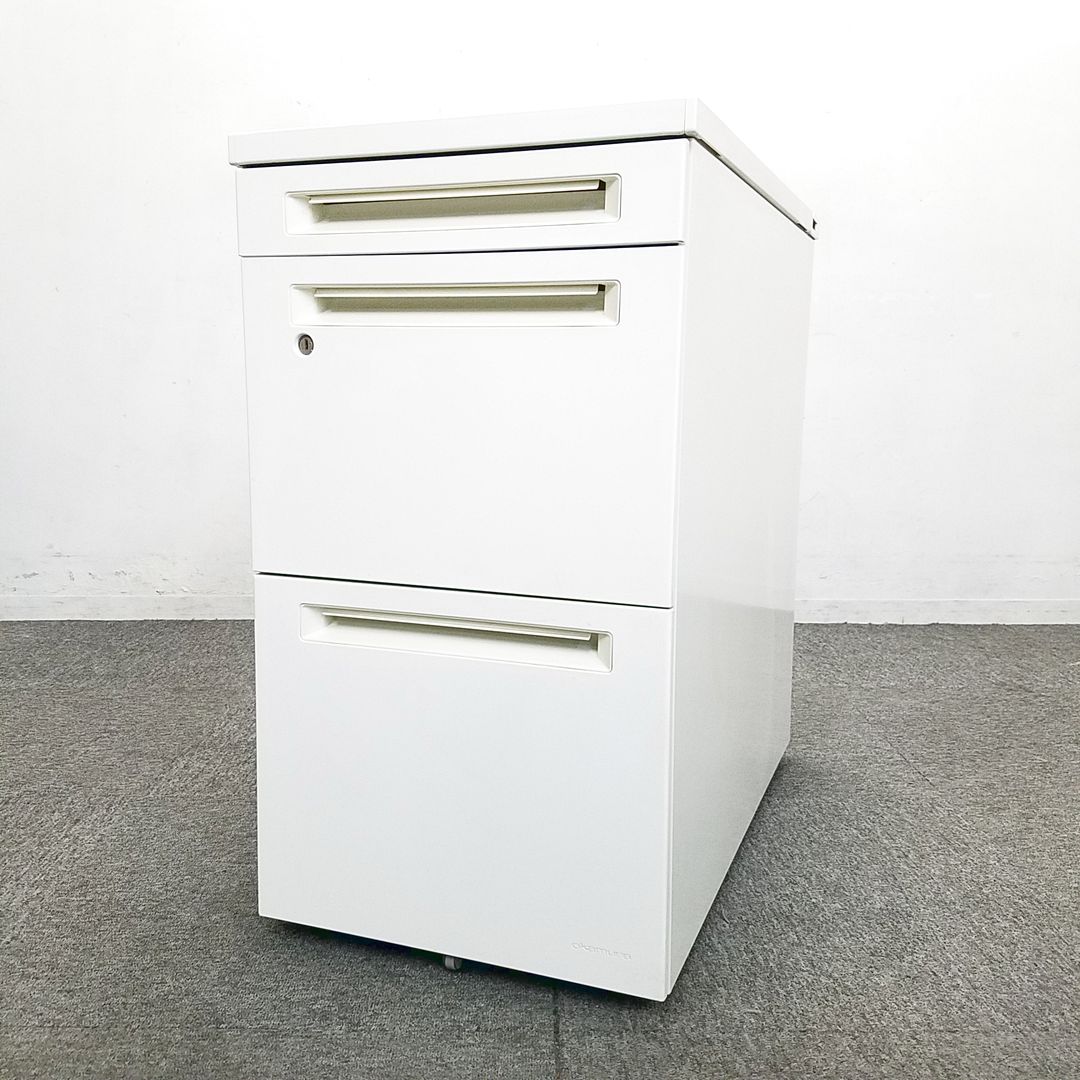 【デスクサイド　脇机】オカムラ　アドバンス　ホワイト　■配線孔付き
                        アドバンス
                                    中古
            