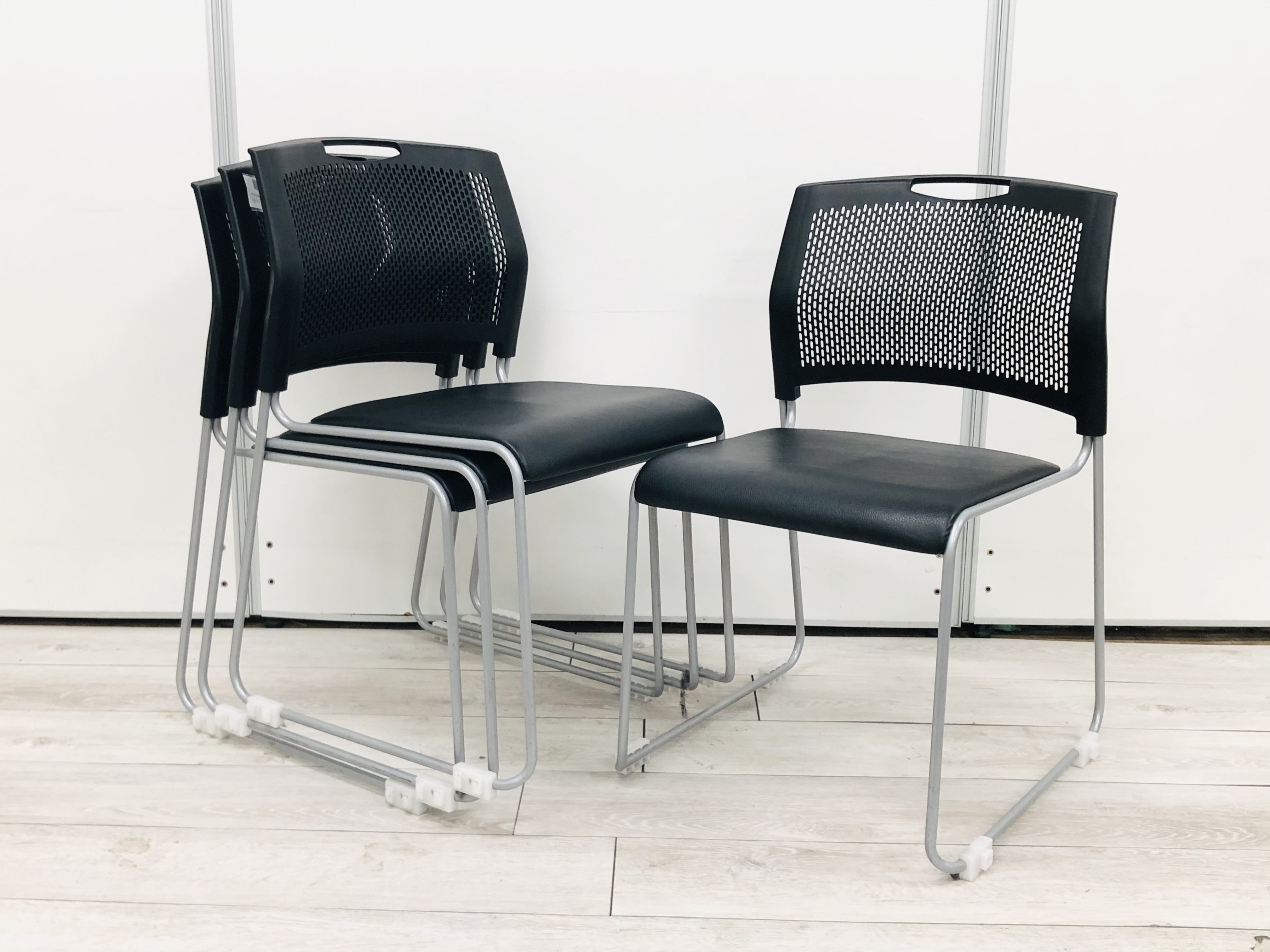 4脚1セット！
【会議、研修用に！】
お手入れしやすい、ＰＶＣレザー張りです。
■JOINTEX/スタッキング/ブラック
                        その他シリーズ
                                    中古
            