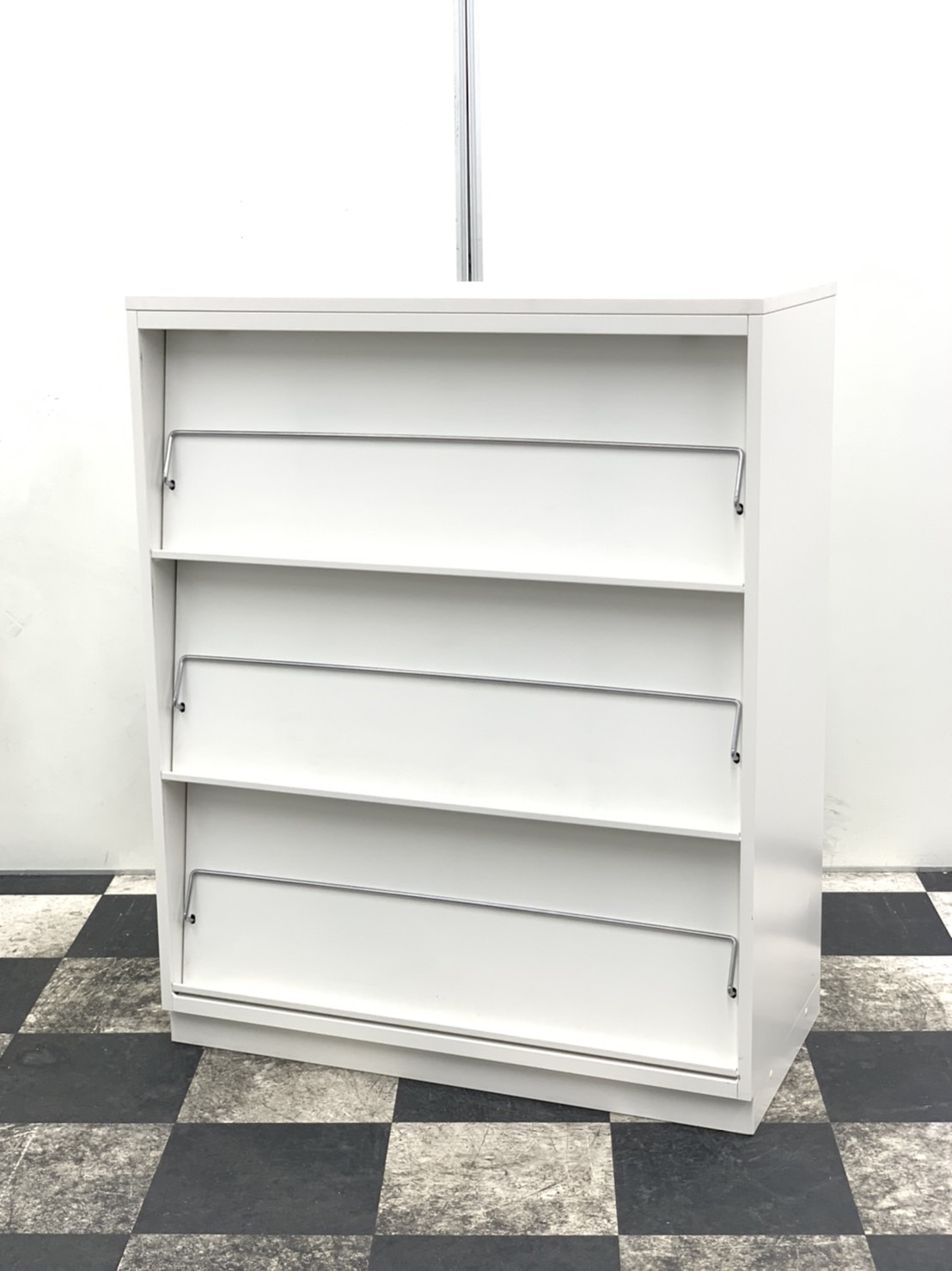 【状態考慮10％オフ】【レア商品】イトーキ製　シンラインシリーズ　雑誌架　■定番ホワイト色
                        シンライン
                                    中古
            