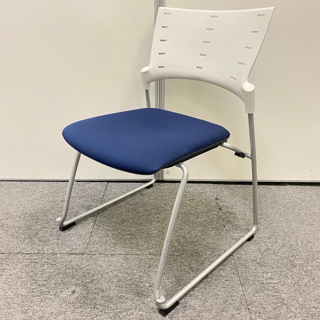 【8脚入荷！】 会議、ミーティング、リフレッシュスペースにも　イトーキ製　マノス　スタッキングチェア
                        マノスチェア
                                    中古
            