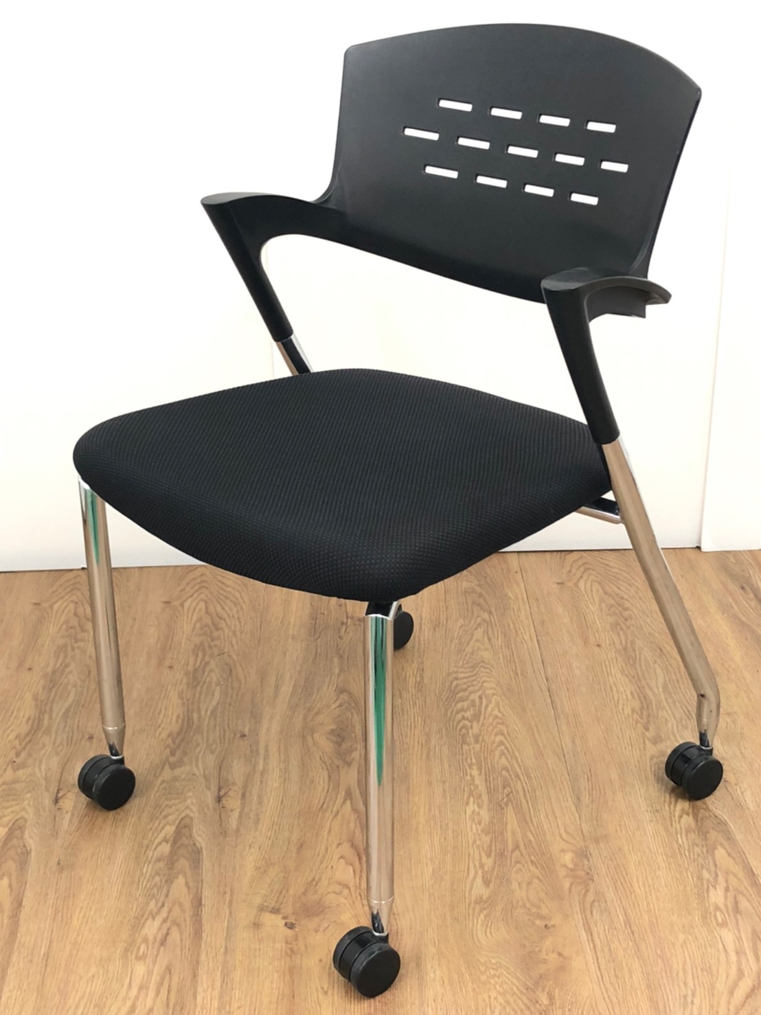 【スタイリッシュなデザイン！】■イトーキ製　スタッキングチェア　カクタスシリーズ　ブラック
                        カクタス
                                    中古
            