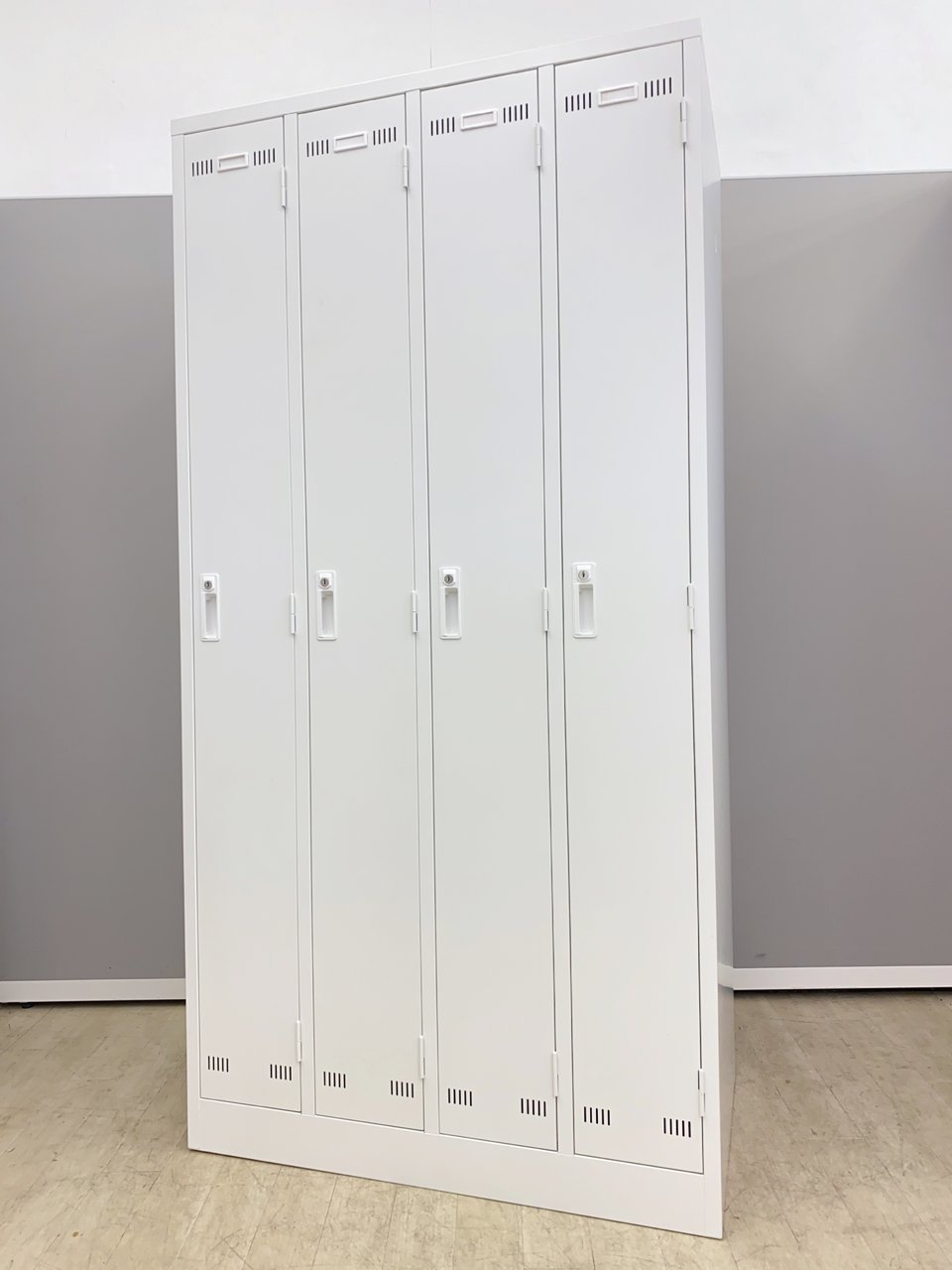 【KS】【オフィスロッカーの定番シリーズ！】■セイコー　4人用ロッカー　ホワイト　シリンダー錠
                        SLK
                                    中古
            