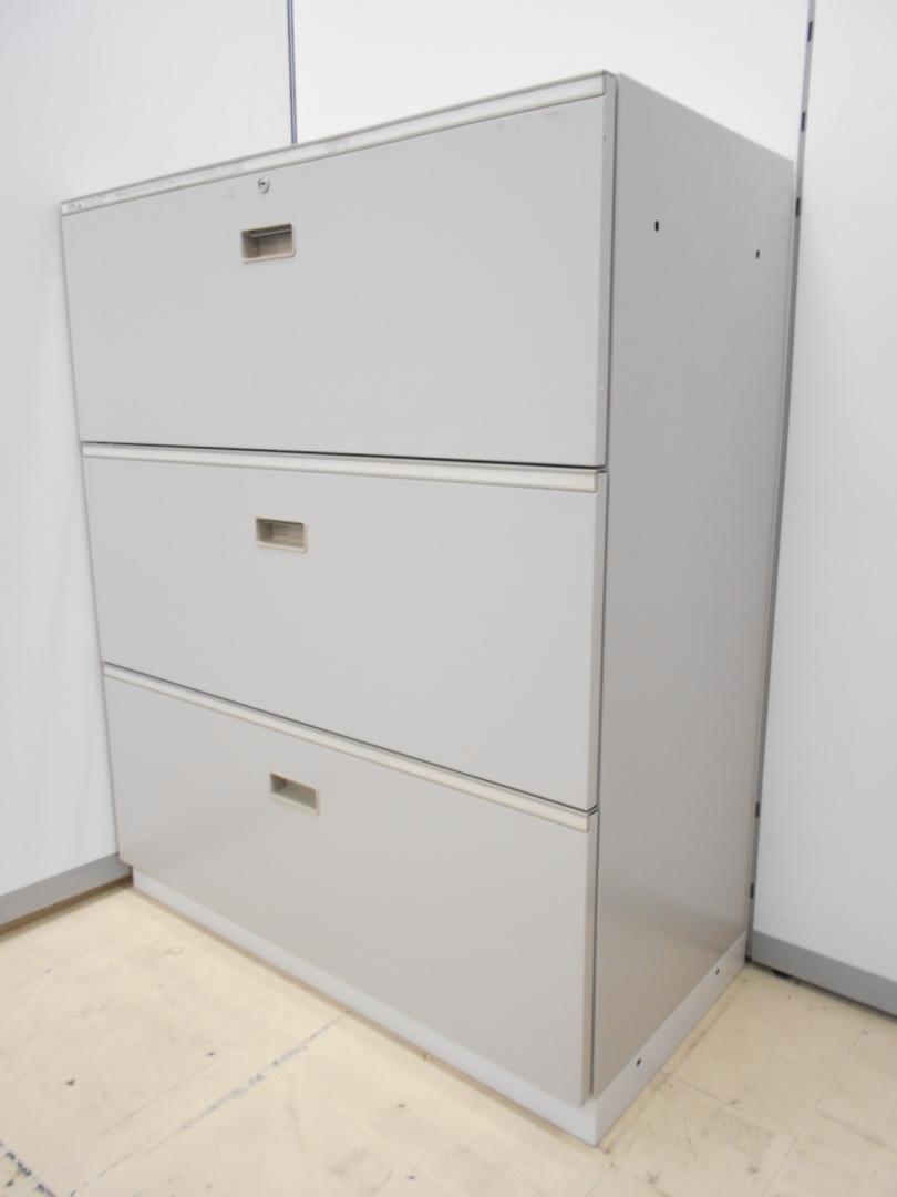 【オフィスに馴染むニューグレーカラーの３段ラテラル書庫】■イトーキ製　３段ラテラル書庫　シンライン
                        シンライン
                                    中古
            