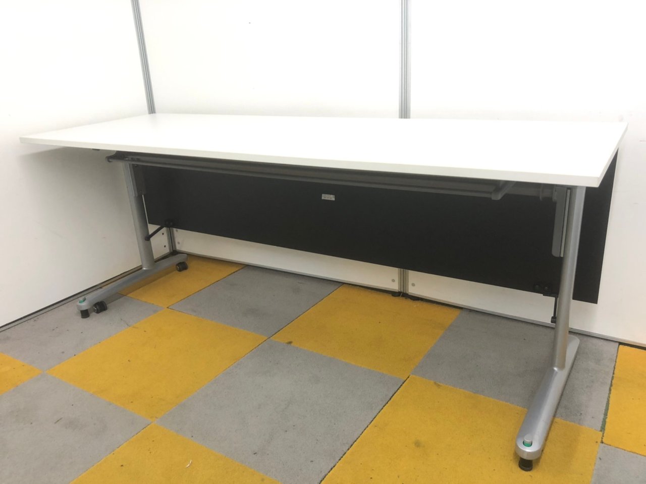 16台入荷！！【売れ筋サイズ！】折りたたみ式のテーブル！
                        その他シリーズ
                                    中古
            