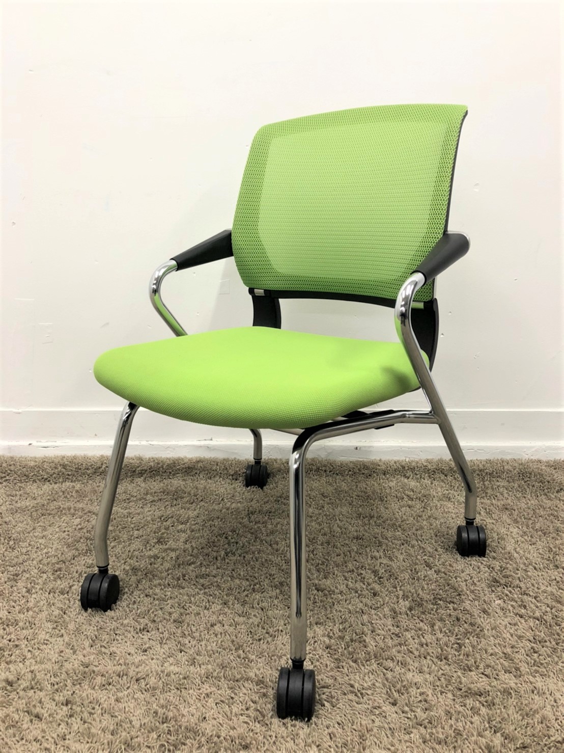 【高級なポリッシュフレーム】【これからの季節に快適！】爽やかなグリーン!!オフィスの雰囲気を明るく清潔な印象に!!
                        サテリテチェア
                                    中古
            
