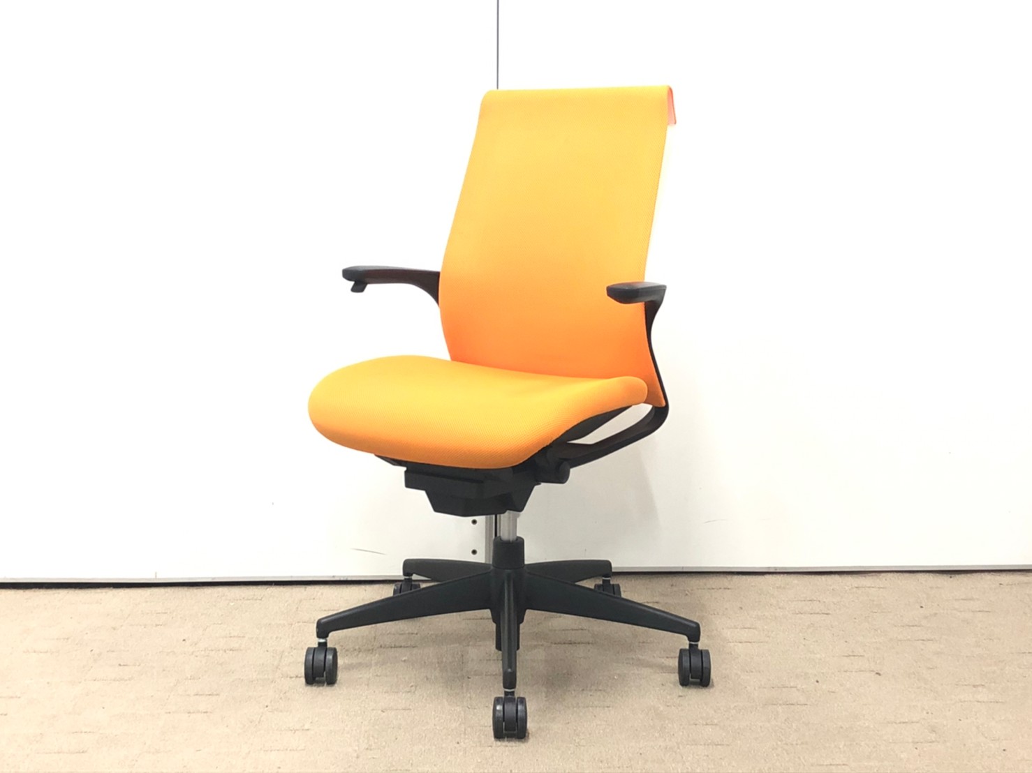 【1脚限定の特別価格！！】【在庫入替セール品】たまには明るい色も…■コクヨ/M4/オレンジ
                        M4
                                    中古
            