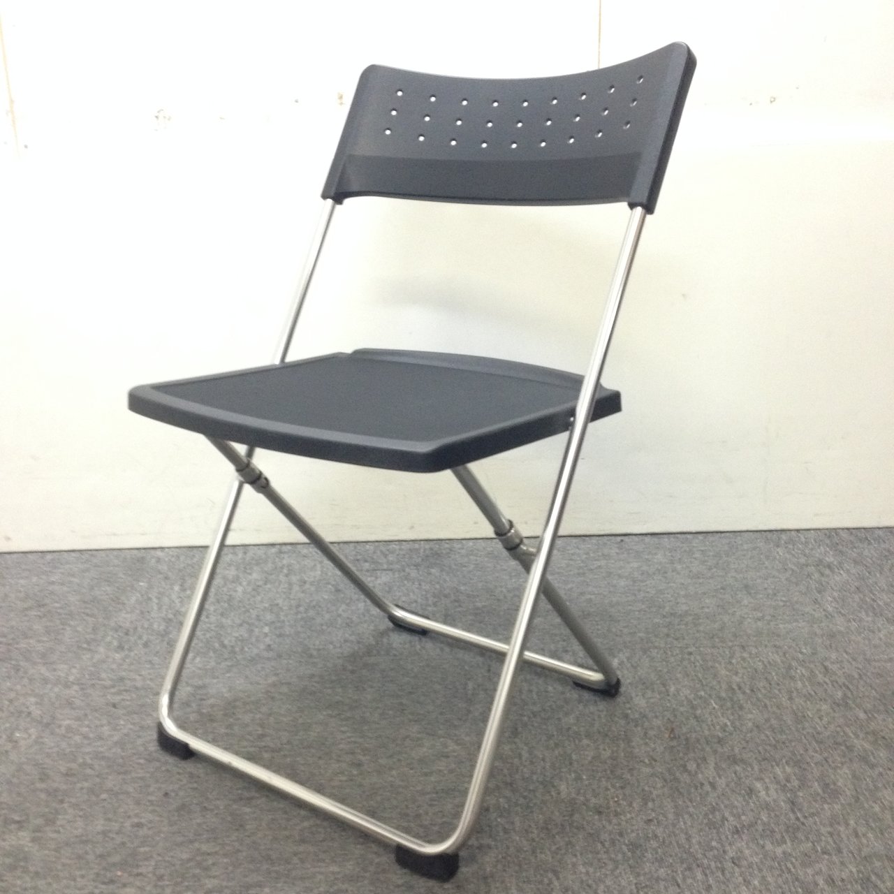 【スタイリッシュなデザイン！】■コクヨ製　折り畳みチェア　パンタ（PANTAH）　ブラック　■メッシュ座で快適な座り心地！
                        パンタチェアー
                                    中古
            