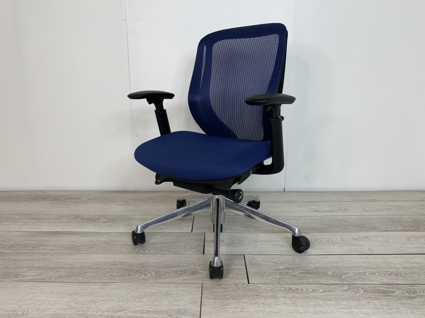 av　オカムラ　シルフィーチェア　ローバック　固定肘　前傾機能　メッシュ　中古品 中古】シルフィーメッシュ オカムラ/okamura 肘付ローバック