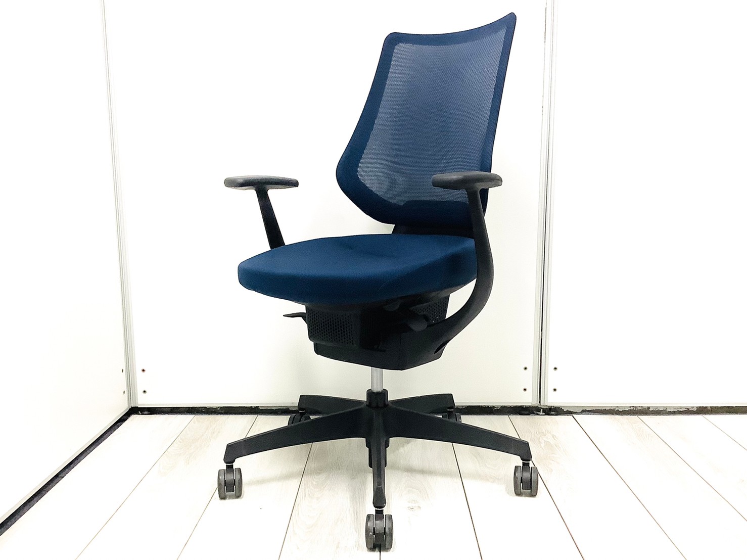 中古】イング CRS-G3402E6 コクヨ/KOKUYO 肘付ハイバックチェア 中古】イング CRS-G3402E6 コクヨ/KOKUYO 肘付ハイバックチェア