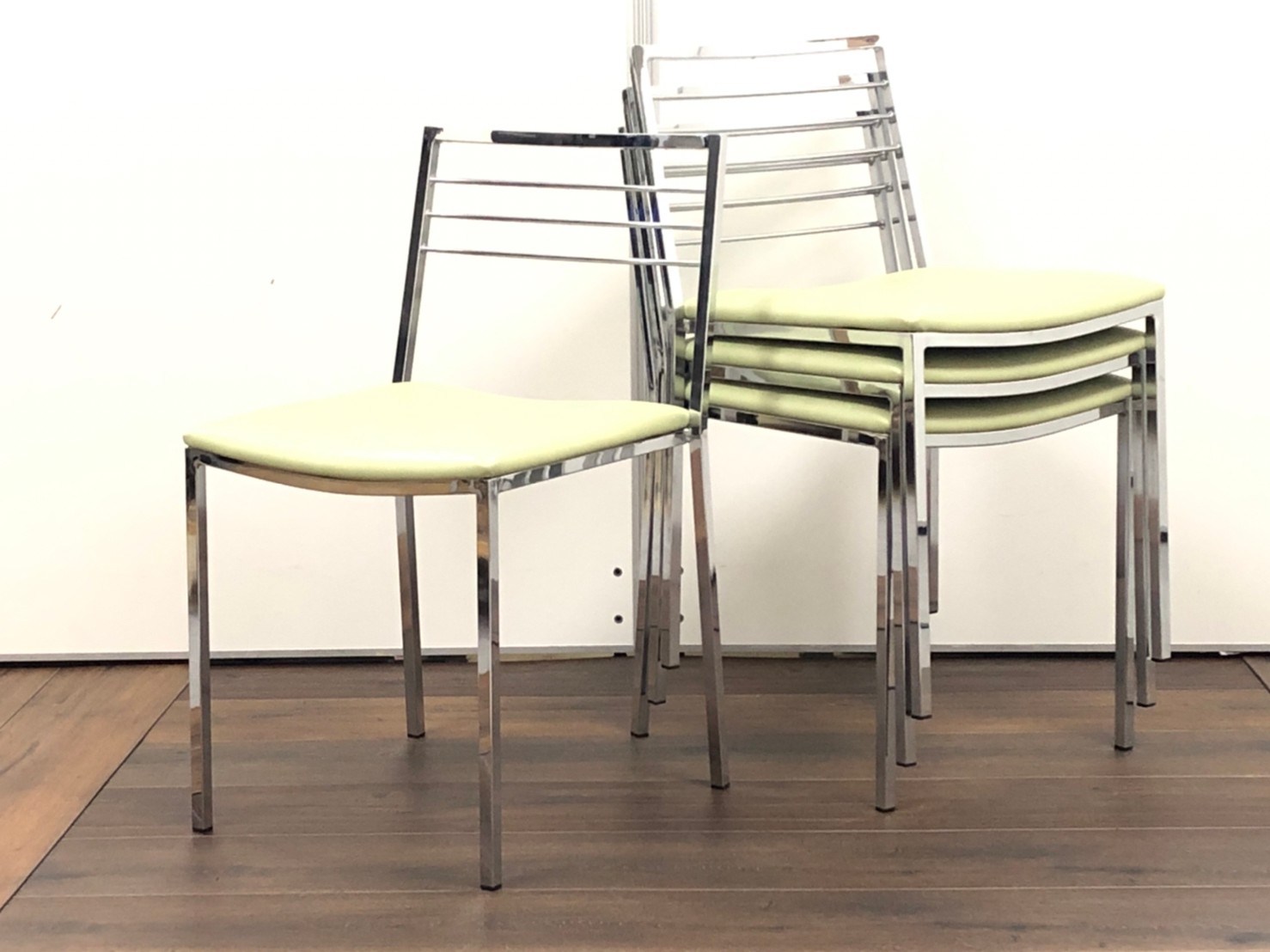 【4脚セット！】オカムラ製品のスタッキングチェアの入荷です！キャスター無しのため置く場所を選ばない！　ビニールレザー仕様のため汚れも落ちやすい！
                        その他シリーズ
                                    中古
            