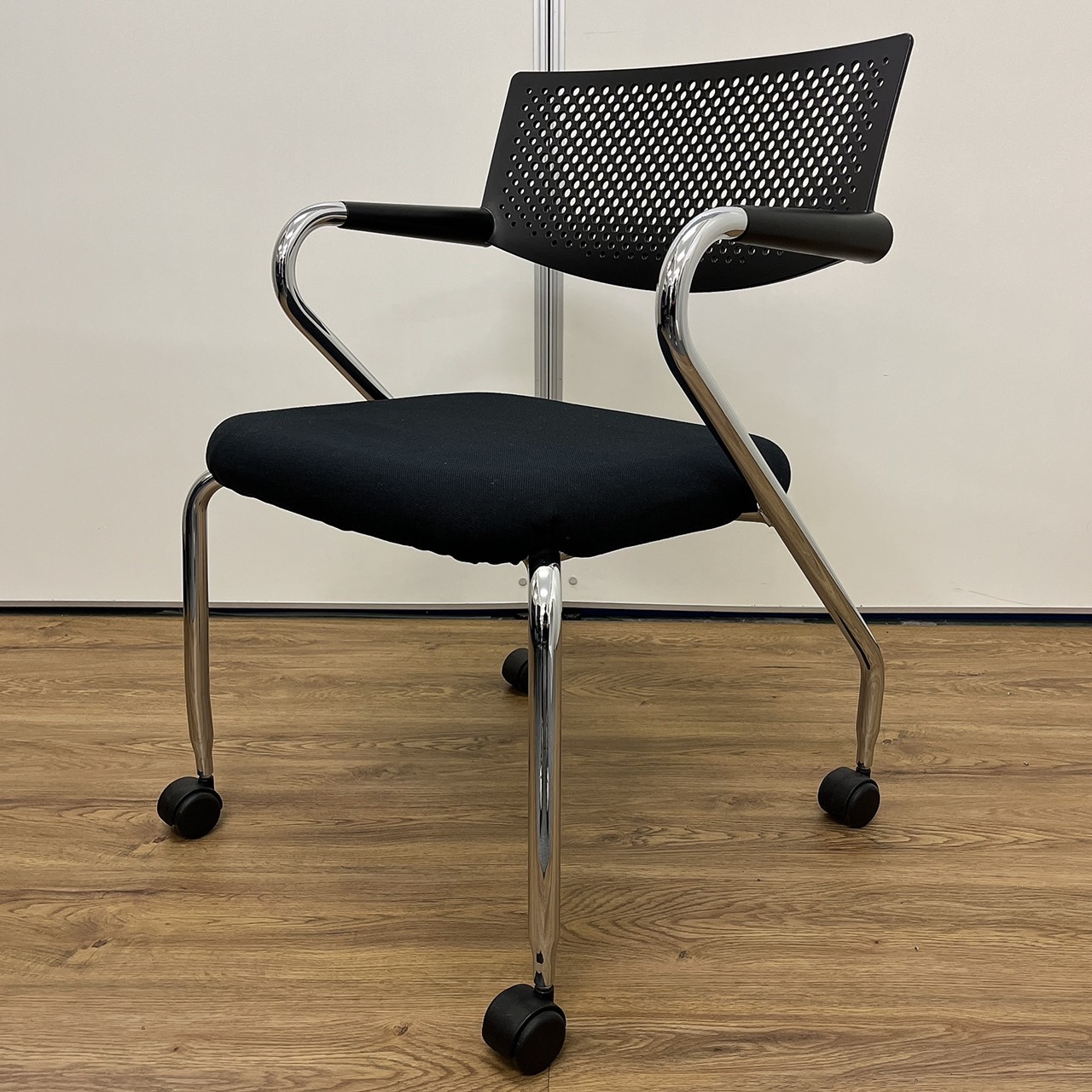 【在庫入れ替え】　【残り2脚】vitra　ヴィトラ　ビザロール　シックなブラック　ミーティングチェア　会議室　会社　起業　増床　移転　
                        ビザロール
                                    中古
            