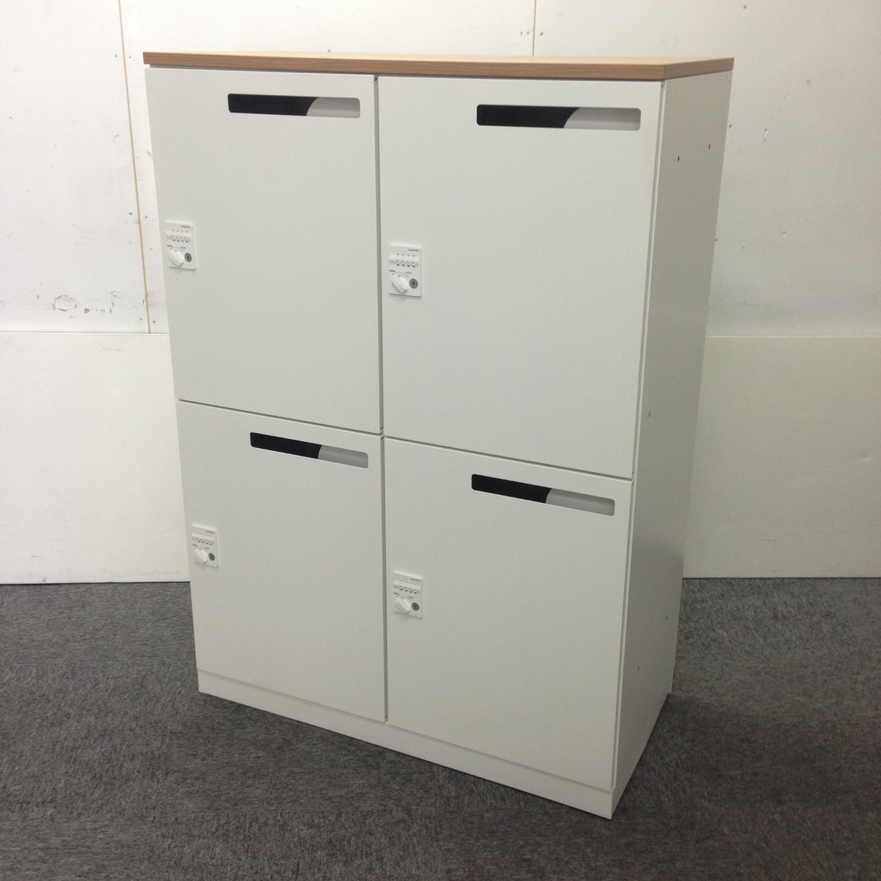 【４台入荷】【ホワイト色】4人用パーソナルロッカー　ダイヤル式でセキュリティもばっちりです！
                        エディア
                                    中古
            