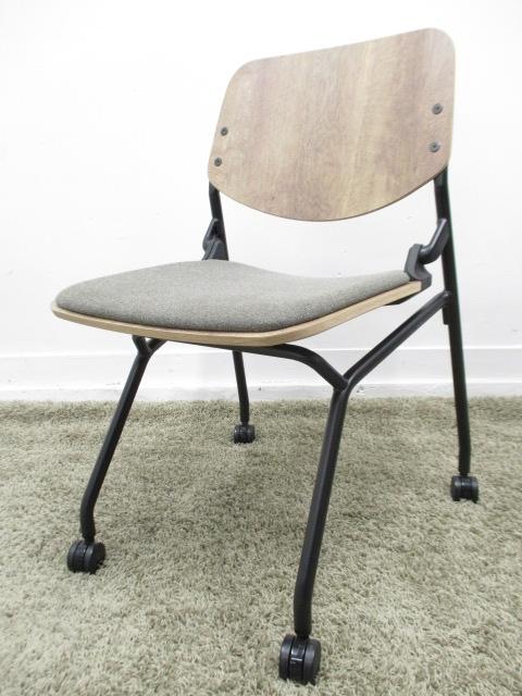 2019年製！【いま流行りの木目デザイン！】
■オカムラ/ネスティング/ライブス/座：ダークブラウン/背：ゾーンオーク
                        ライブス
                                    中古
            