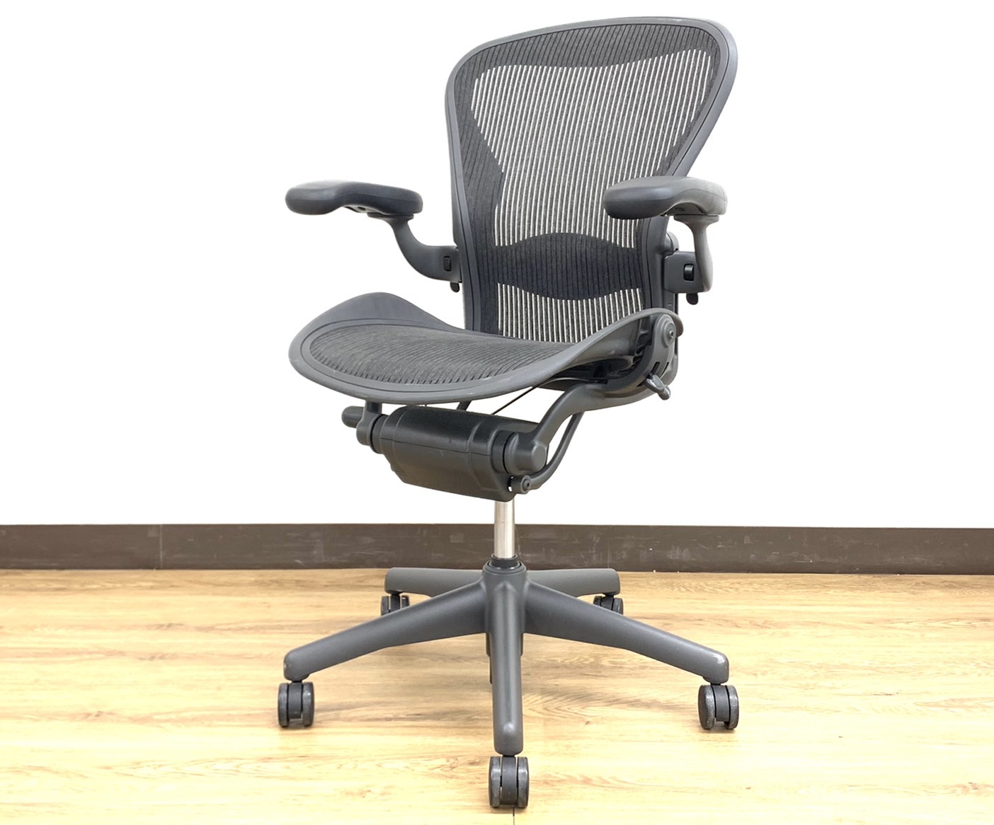【2016年製】ほぼAランク品The King of office chair アーロンチェアBサイズフル装備※前傾機能OK◆ハーマンミラー（Herman Miller）【RP】
                        アーロンチェア（ランバー　フル装備）
                                    中古
            