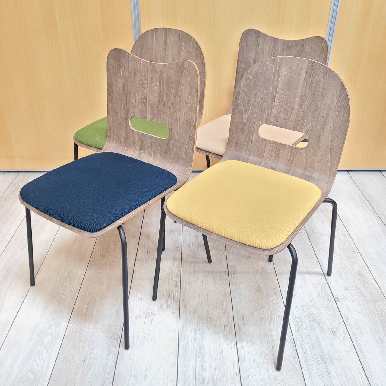 【4脚セット】2019年製！イトーキ製deco bocoチェア！　休憩　カフェ　スタック　※色はスタッフまでご確認下さい
                        その他シリーズ
                                    中古
            