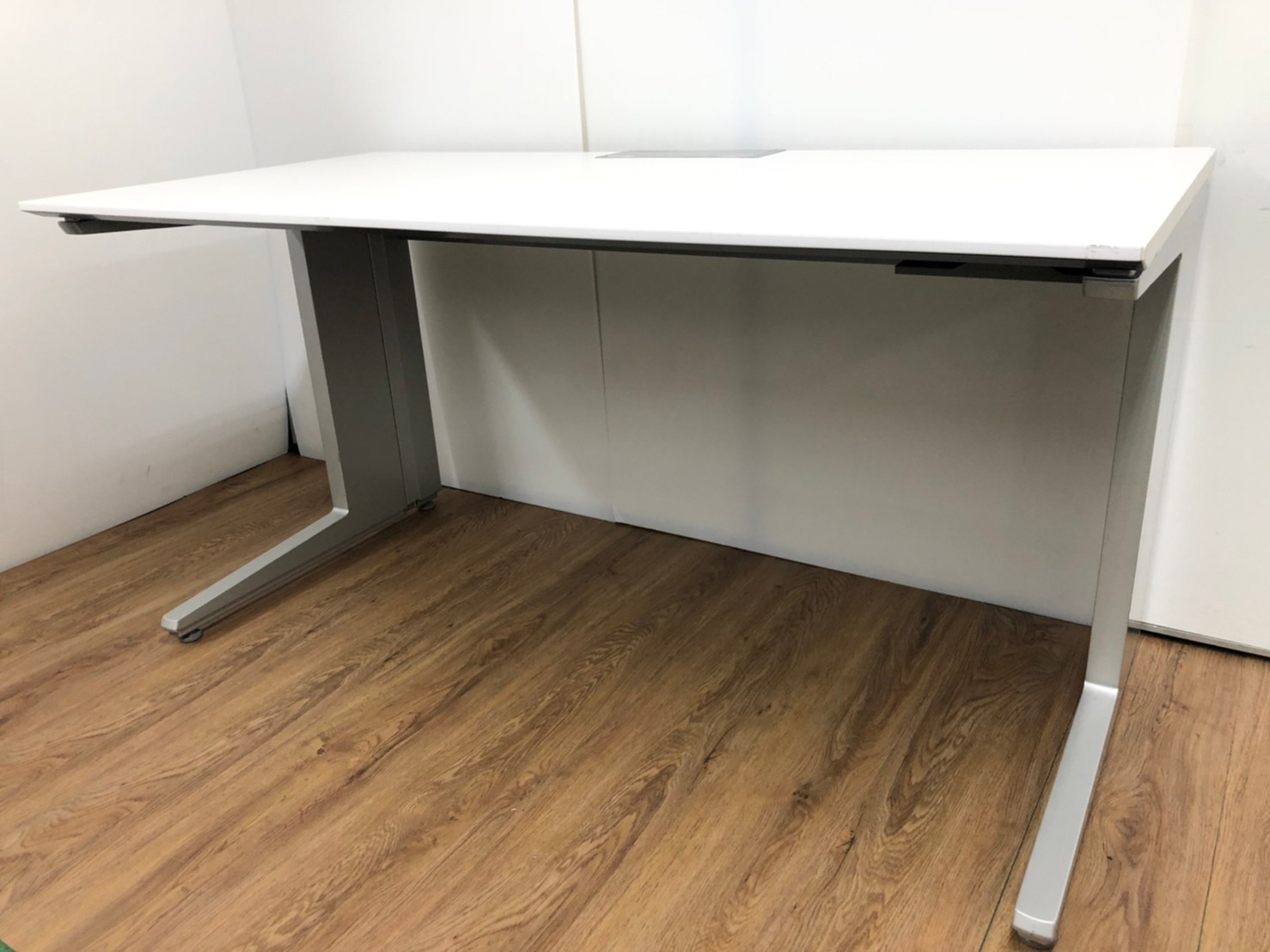 【4台入荷】シンプルな平机　■イトーキ/インステート/ホワイト※引き出し無し
                        インステートデスク
                                    中古
            