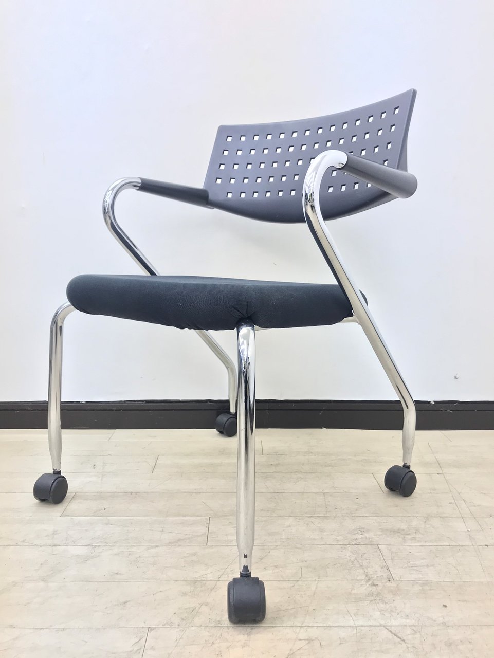 【ブラックの高級感あふれる海外チェア】vitra/ヴィトラ　ビザロール
                        ビザロール
                                    中古
            