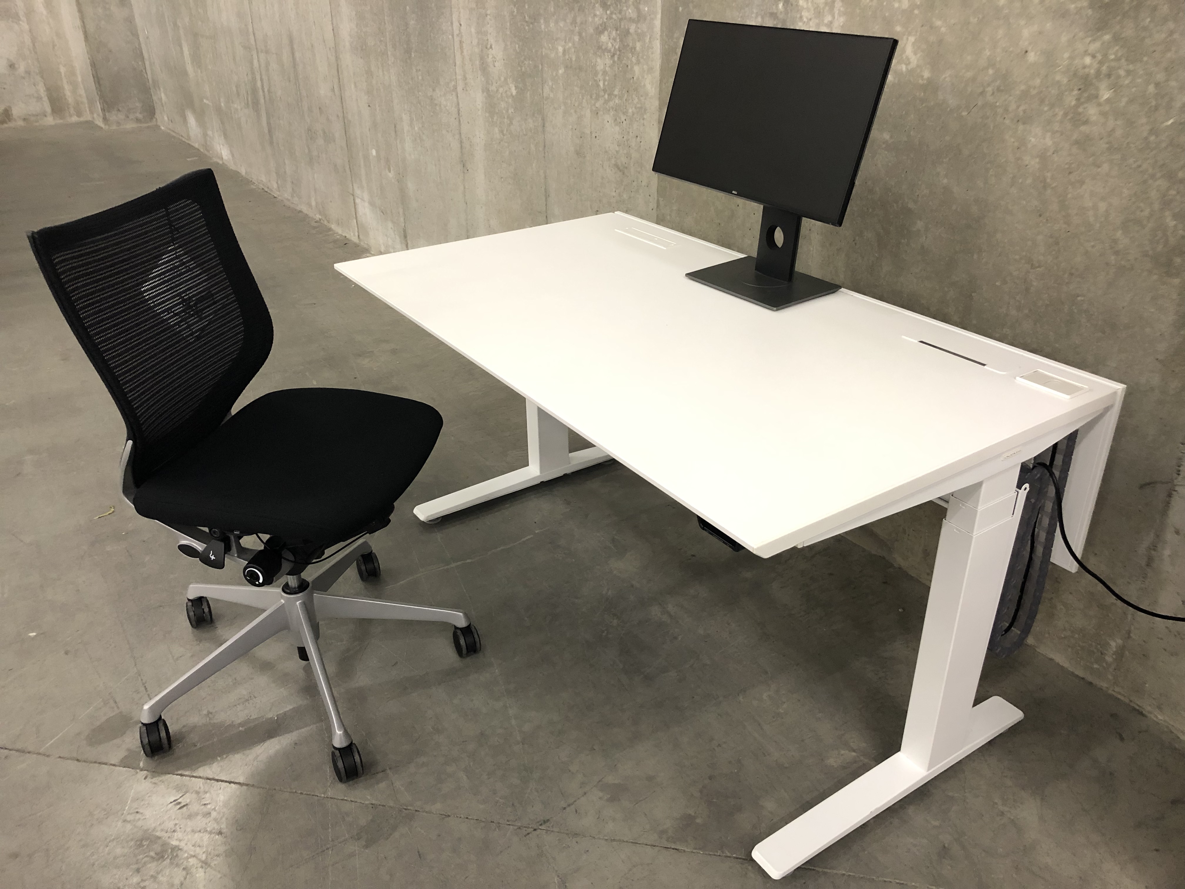 【関東倉庫在庫品】★セットでお得に★昇降デスクとバロンチェアの同時購入がお得です♪　次世代のデスクと超高級チェアが破格のセット販売となります！　お見逃しなく！　弊社使用欄：デスク【A00836056】　チェア【A00838870】【A00839549】【A00840092】
                        Swift
                                    中古
            