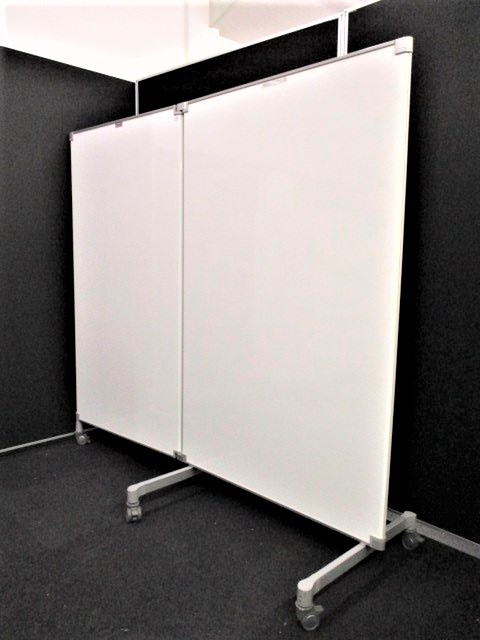 【コレは便利に使えます！】■コクヨ製　2連ホワイドボード　折りたたみパーティション　キャスター付
                        イノゲート
                                    中古
            