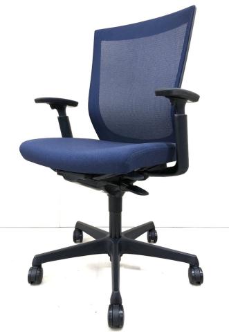 【良い椅子は健康を守る投資です！】■オカムラ製　エスクードメッシュチェア　可動肘付　ブルー【ハイバック】